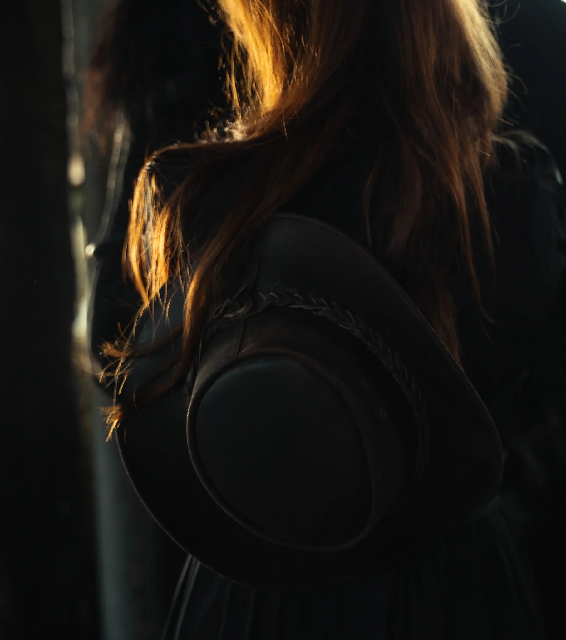 Een editorial branding serie op locatie die de grens tussen fotografie en film opzoekt. Op de manege creëerden we de ruimte voor een persoonlijk interview en authentieke portretten, waarbij de sterke verbinding tussen de ondernemer en haar paarden ce