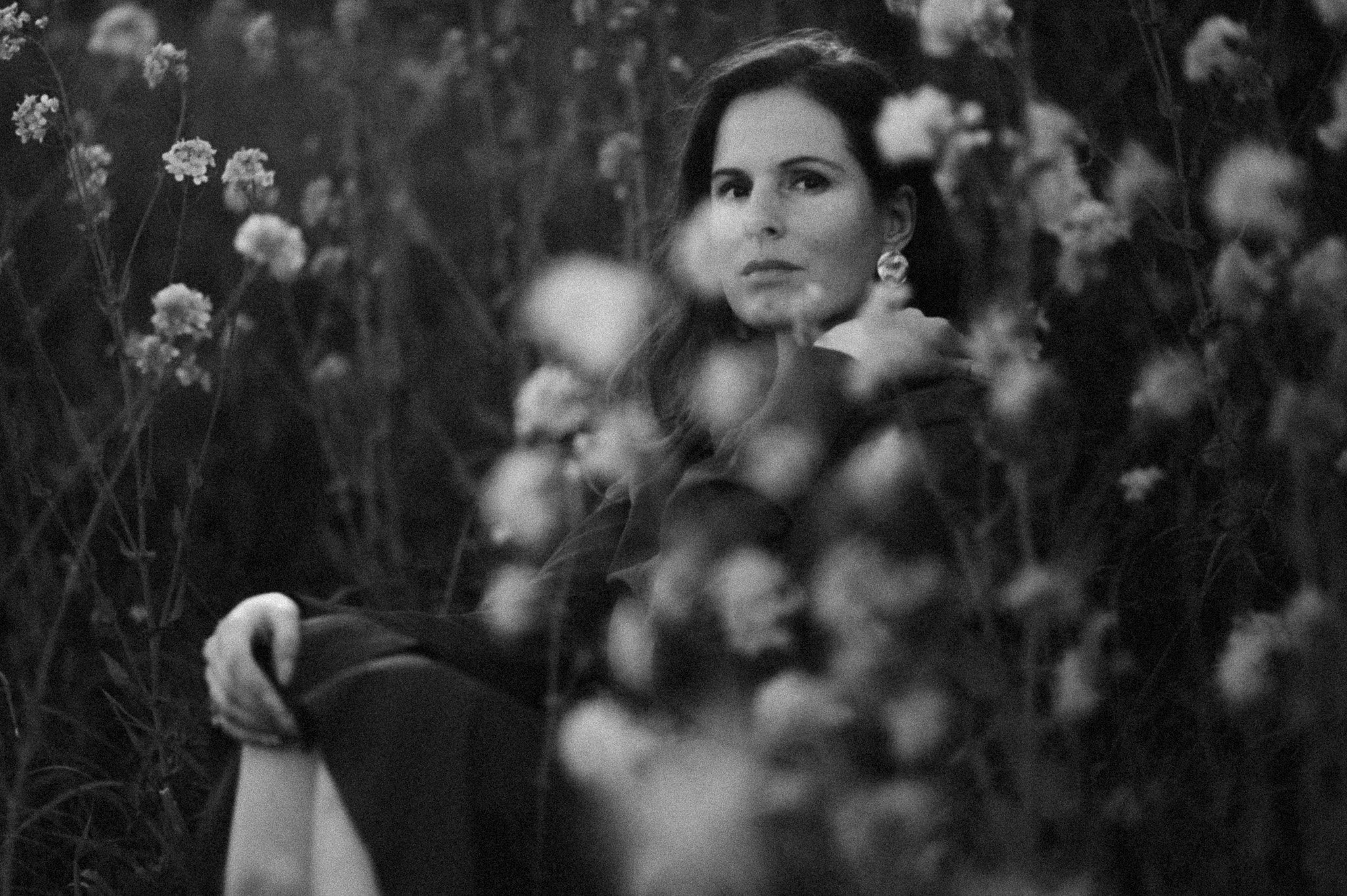 Een serie waarin de regie wordt overgedragen aan de rust. Geen geposeerde maskers, maar authentieke expressie gevangen in cinematografisch licht en natuurlijke texturen. Deze beelden vormen de brug tussen wie je bent en hoe je gezien wilt worden in j