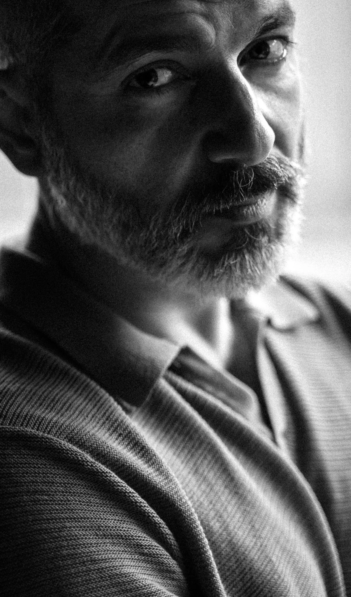 Filmisch zwart-wit portret in editorial stijl