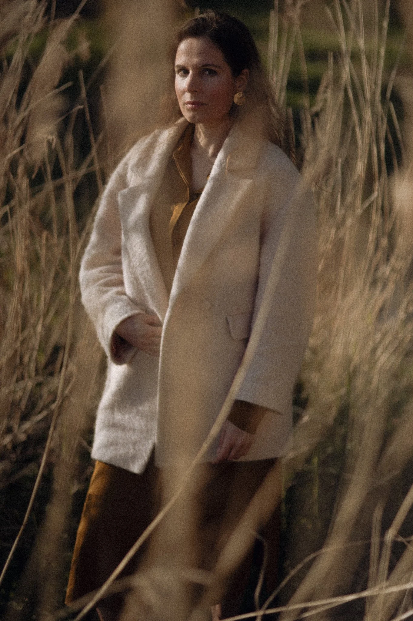 Redactionele verstilling: een editorial serie waarin mode, natuur en karakter samenkomen. Door de korrel en het filmische licht ontstaat een beeldtaal die verder gaat dan een standaard portret; het is visuele storytelling die de diepte van personal b