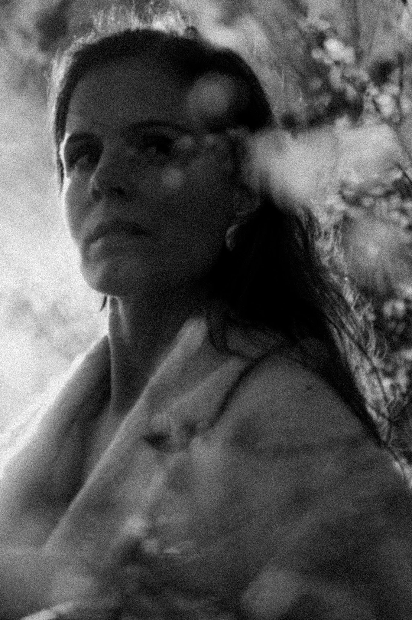 Een serie waarin de regie wordt overgedragen aan de rust. Geen geposeerde maskers, maar authentieke expressie gevangen in cinematografisch licht en natuurlijke texturen. Deze beelden vormen de brug tussen wie je bent en hoe je gezien wilt worden in j