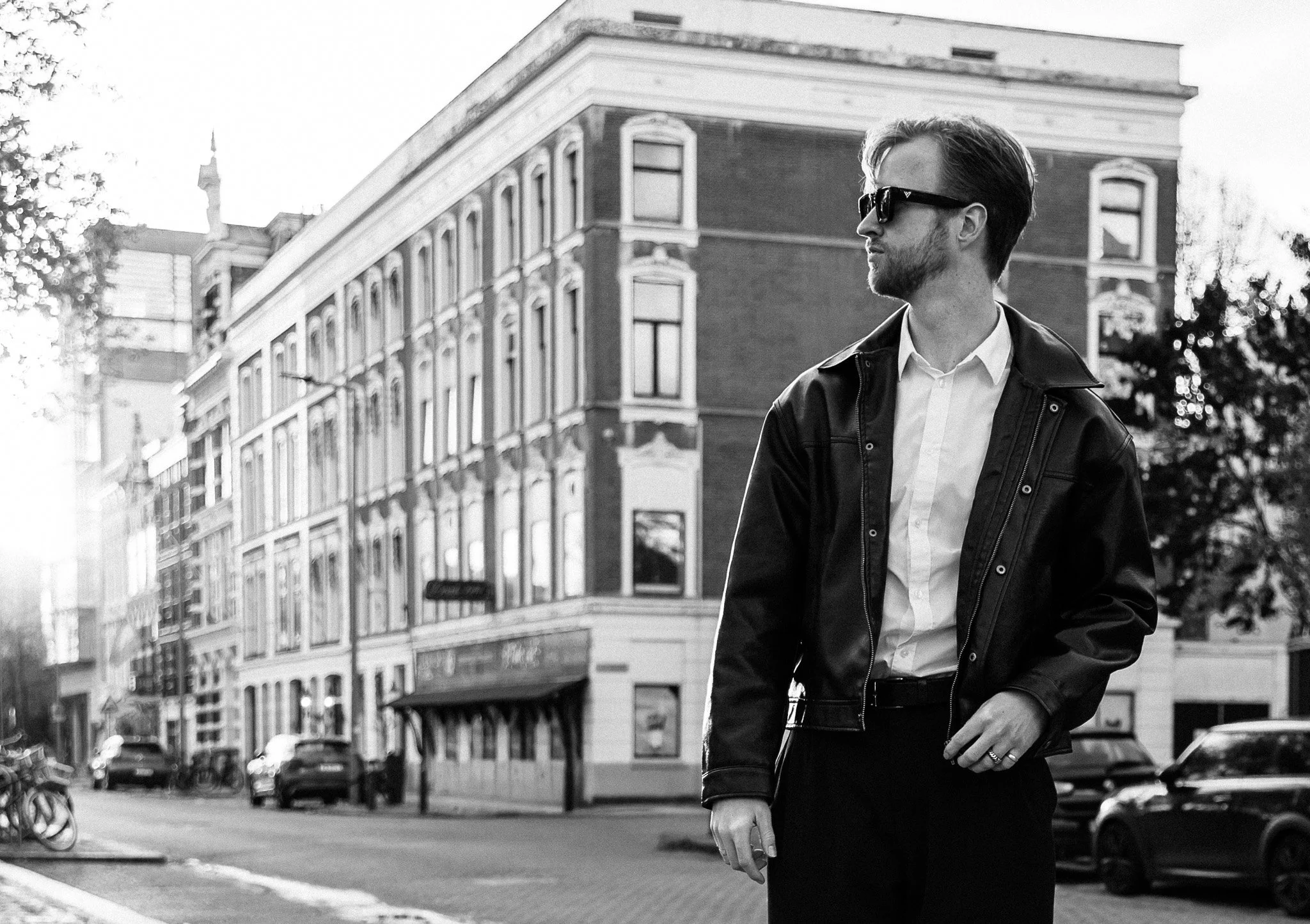 Editorial model fotografie op een buitenlocatie in Rotterdam, waarbij rust en natuurlijke energie centraal staan