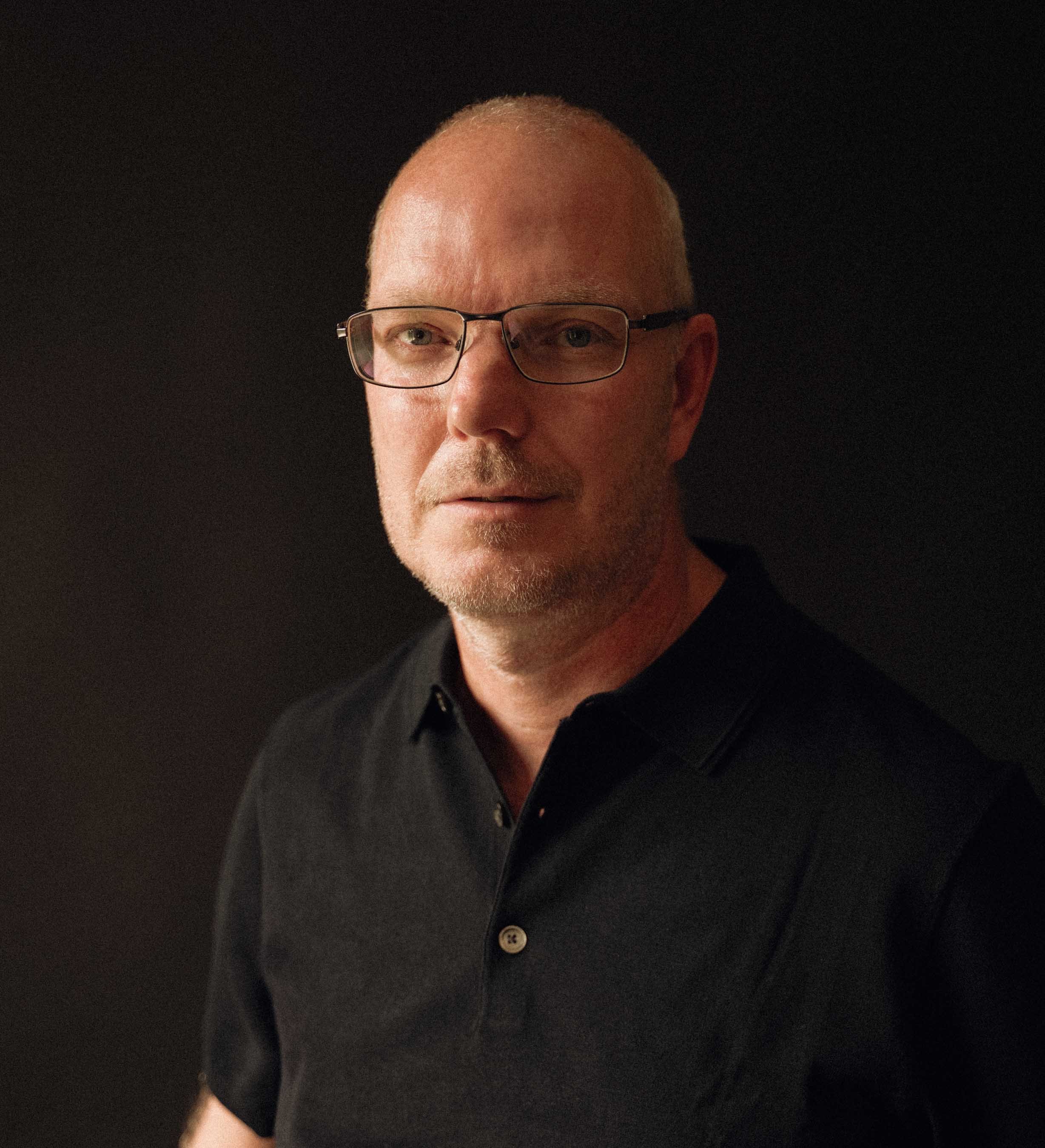 Ontspannen zakelijke profielfoto in de studio
