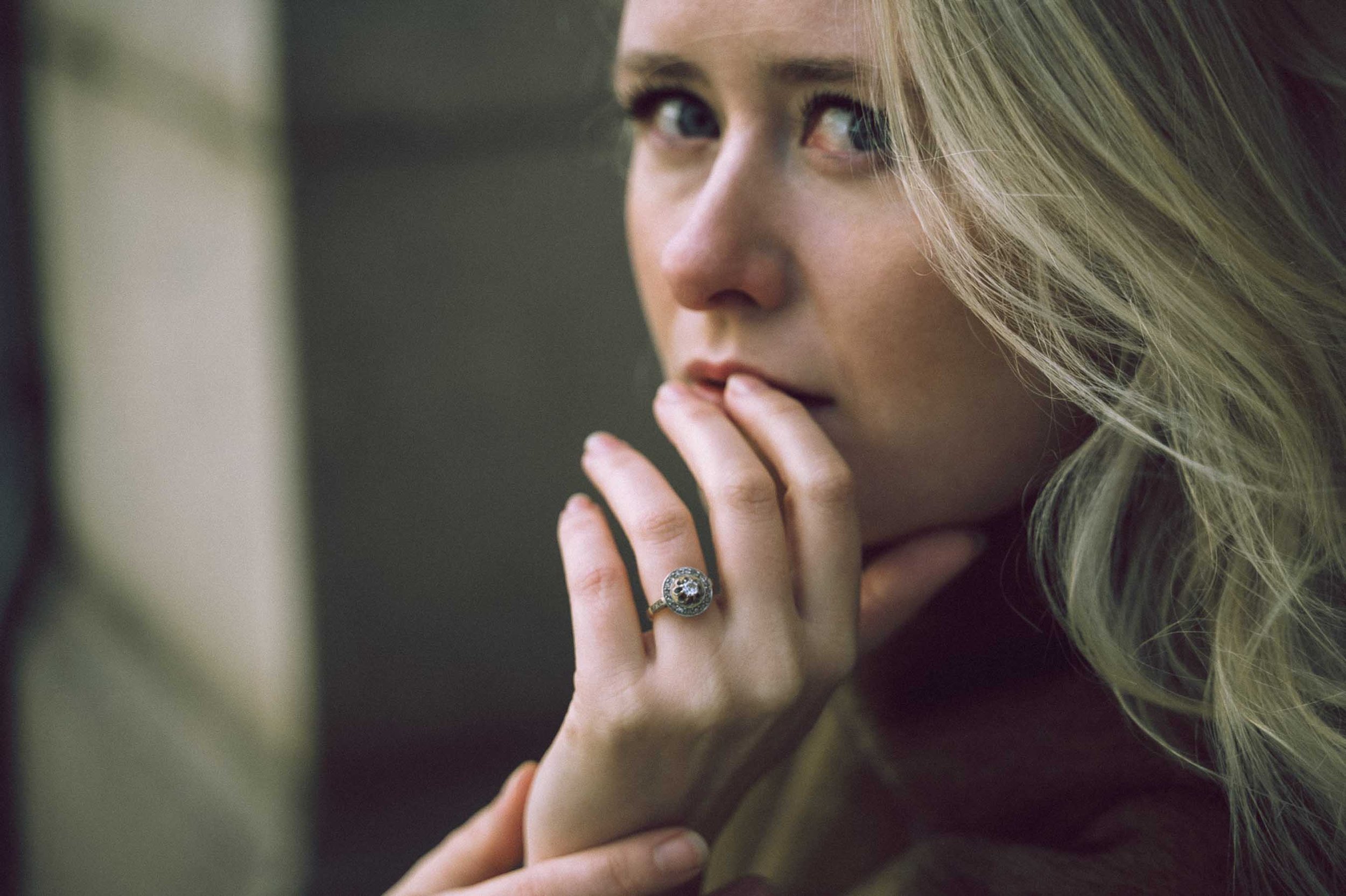 Editorial portret vrouw in elegante jurk met tas, klassieke architectuur Rotterdam