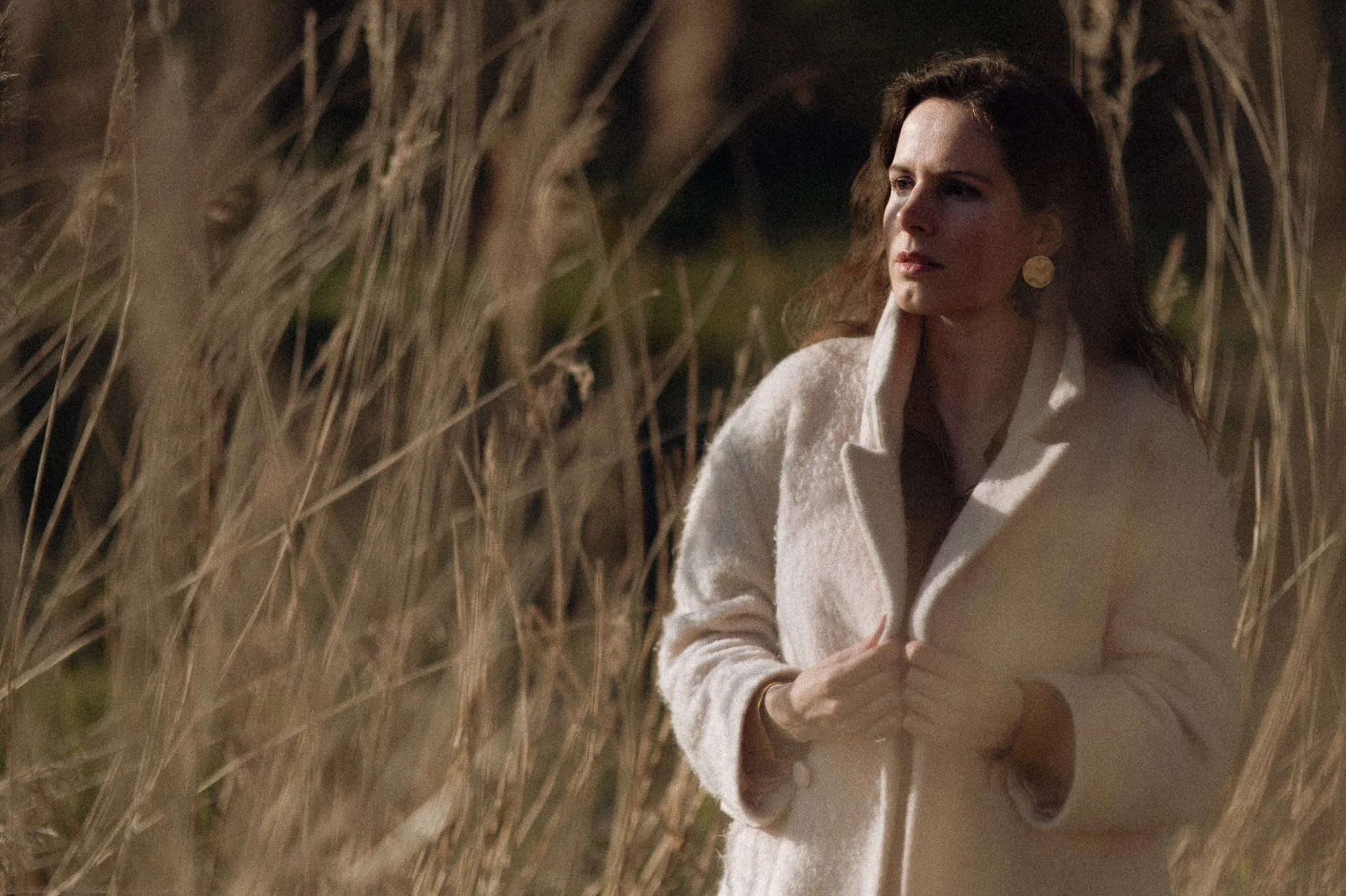 Een serie waarin de regie wordt overgedragen aan de rust. Geen geposeerde maskers, maar authentieke expressie gevangen in cinematografisch licht en natuurlijke texturen. Deze beelden vormen de brug tussen wie je bent en hoe je gezien wilt worden in j