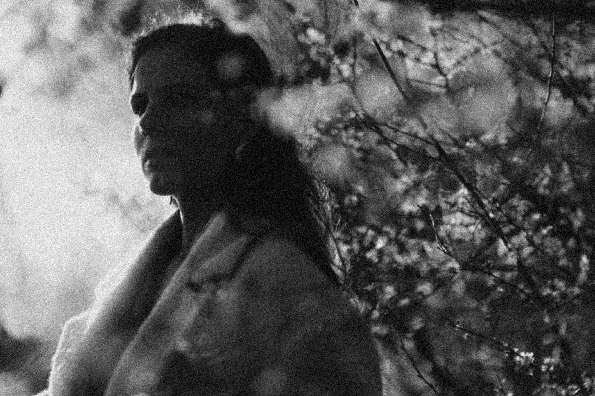 Een serie waarin de regie wordt overgedragen aan de rust. Geen geposeerde maskers, maar authentieke expressie gevangen in cinematografisch licht en natuurlijke texturen. Deze beelden vormen de brug tussen wie je bent en hoe je gezien wilt worden in j