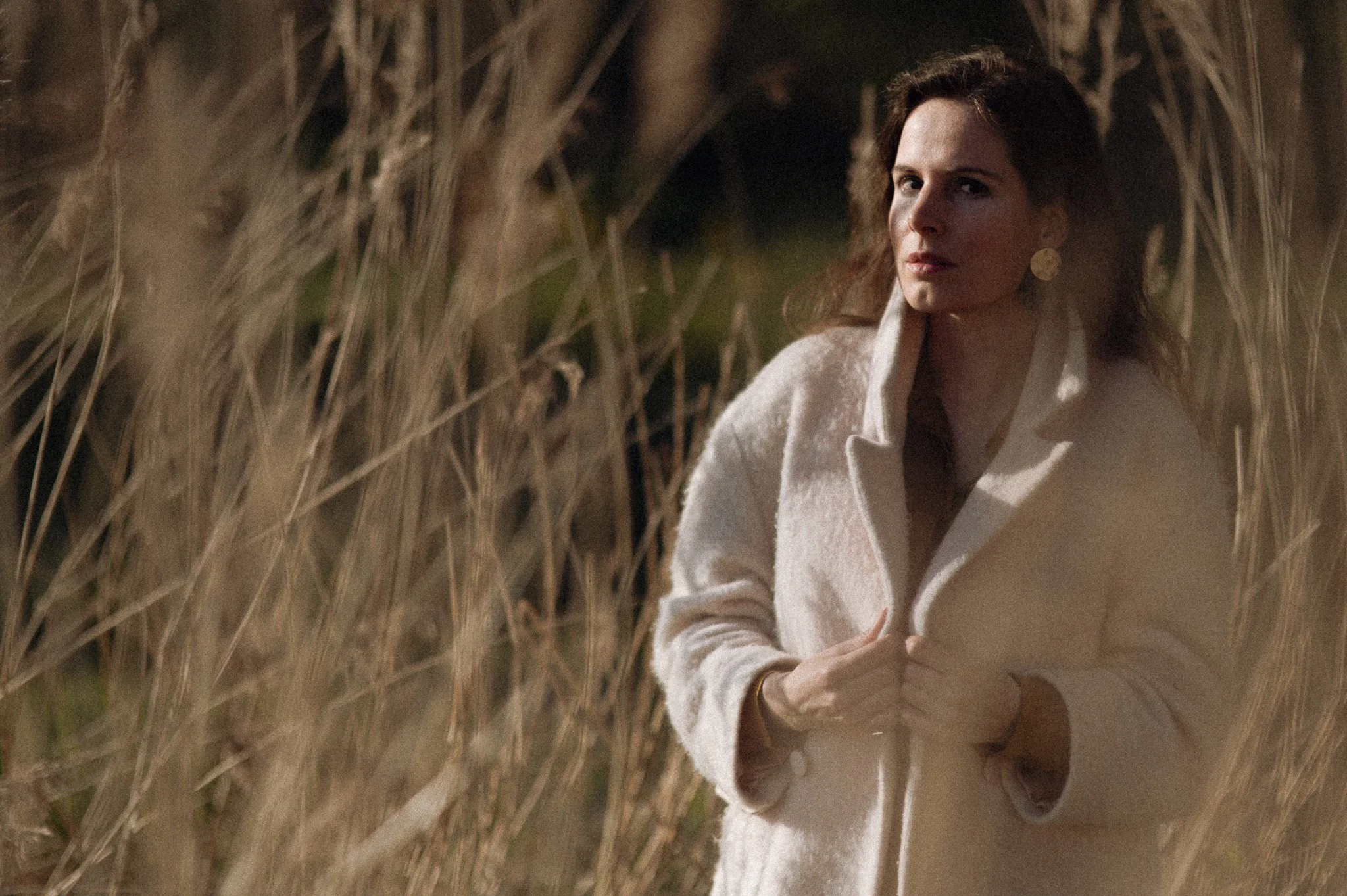 Redactionele verstilling: een editorial serie waarin mode, natuur en karakter samenkomen. Door de korrel en het filmische licht ontstaat een beeldtaal die verder gaat dan een standaard portret; het is visuele storytelling die de diepte van personal b