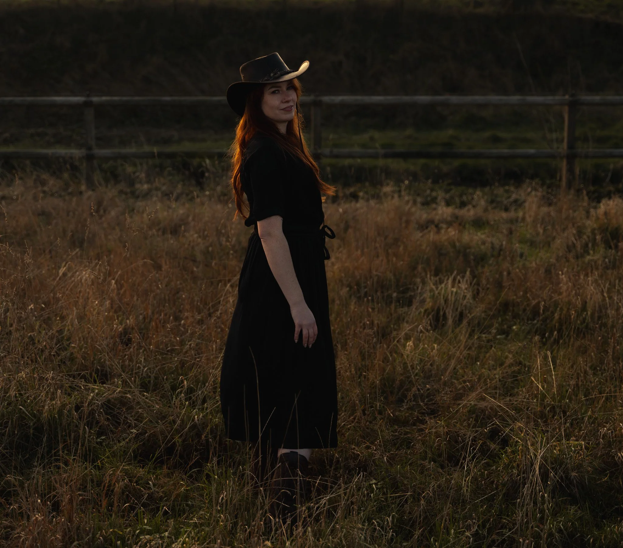 Een editorial branding serie op locatie die de grens tussen fotografie en film opzoekt. Op de manege creëerden we de ruimte voor een persoonlijk interview en authentieke portretten, waarbij de sterke verbinding tussen de ondernemer en haar paarden ce