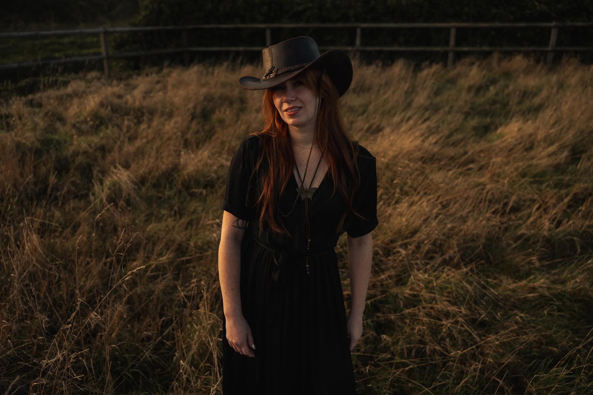 Een editorial branding serie op locatie die de grens tussen fotografie en film opzoekt. Op de manege creëerden we de ruimte voor een persoonlijk interview en authentieke portretten, waarbij de sterke verbinding tussen de ondernemer en haar paarden ce