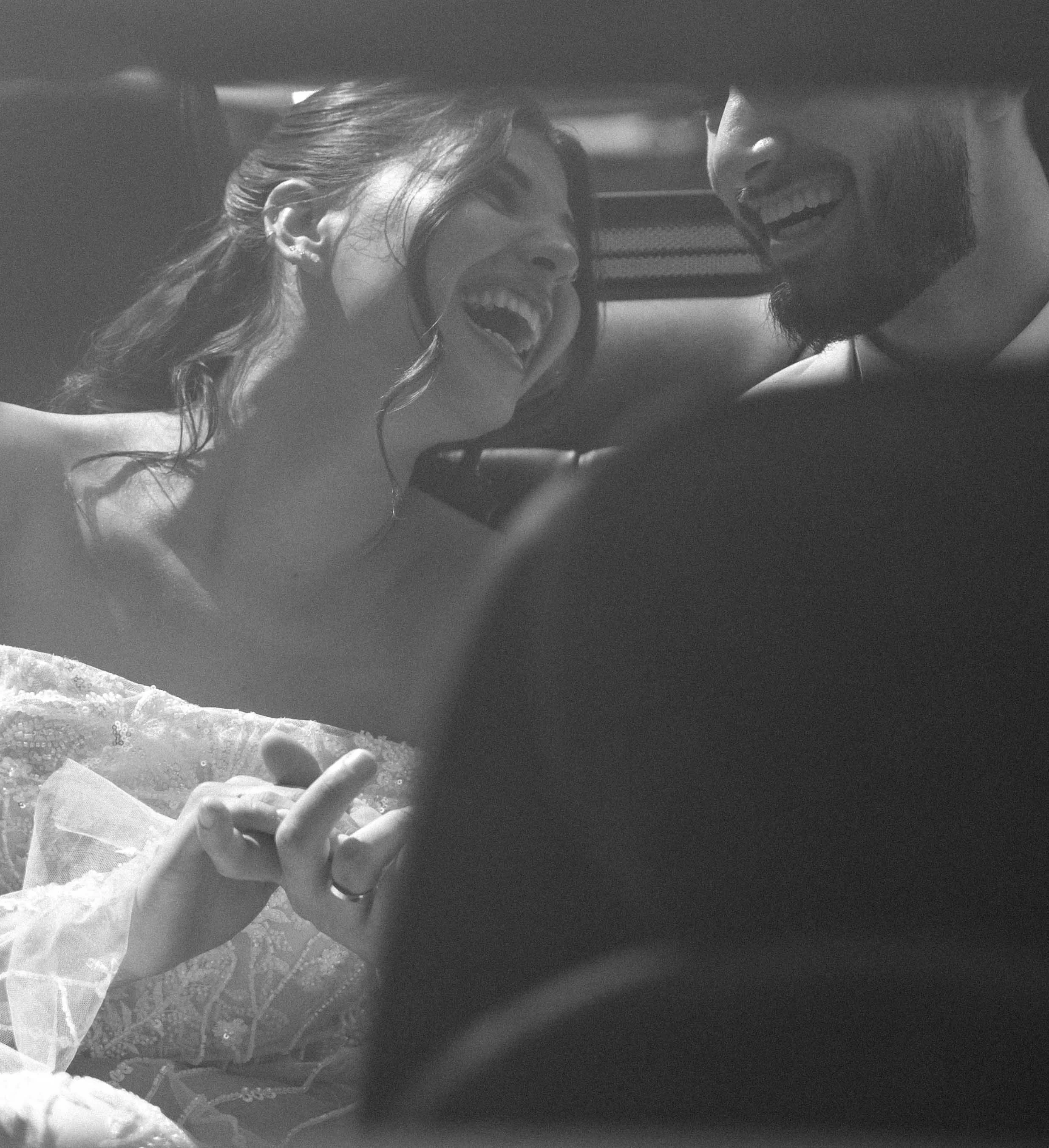 Koppel omhelst elkaar tijdens een spontane loveshoot in het gouden avondlicht.