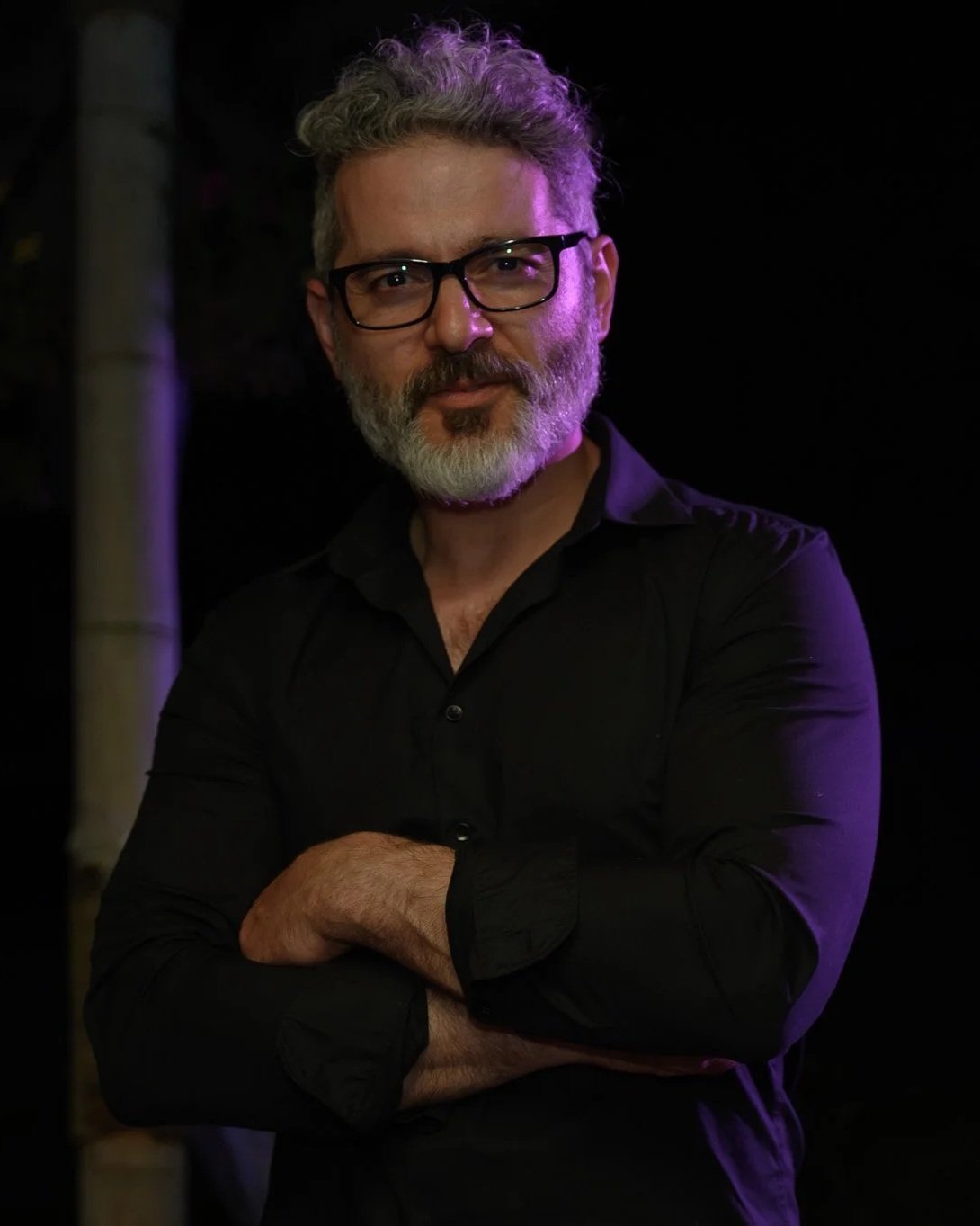 Professioneel portret van Orhan, editorial fotograaf en filmmaker in Rotterdam, gespecialiseerd in authentieke portretten.