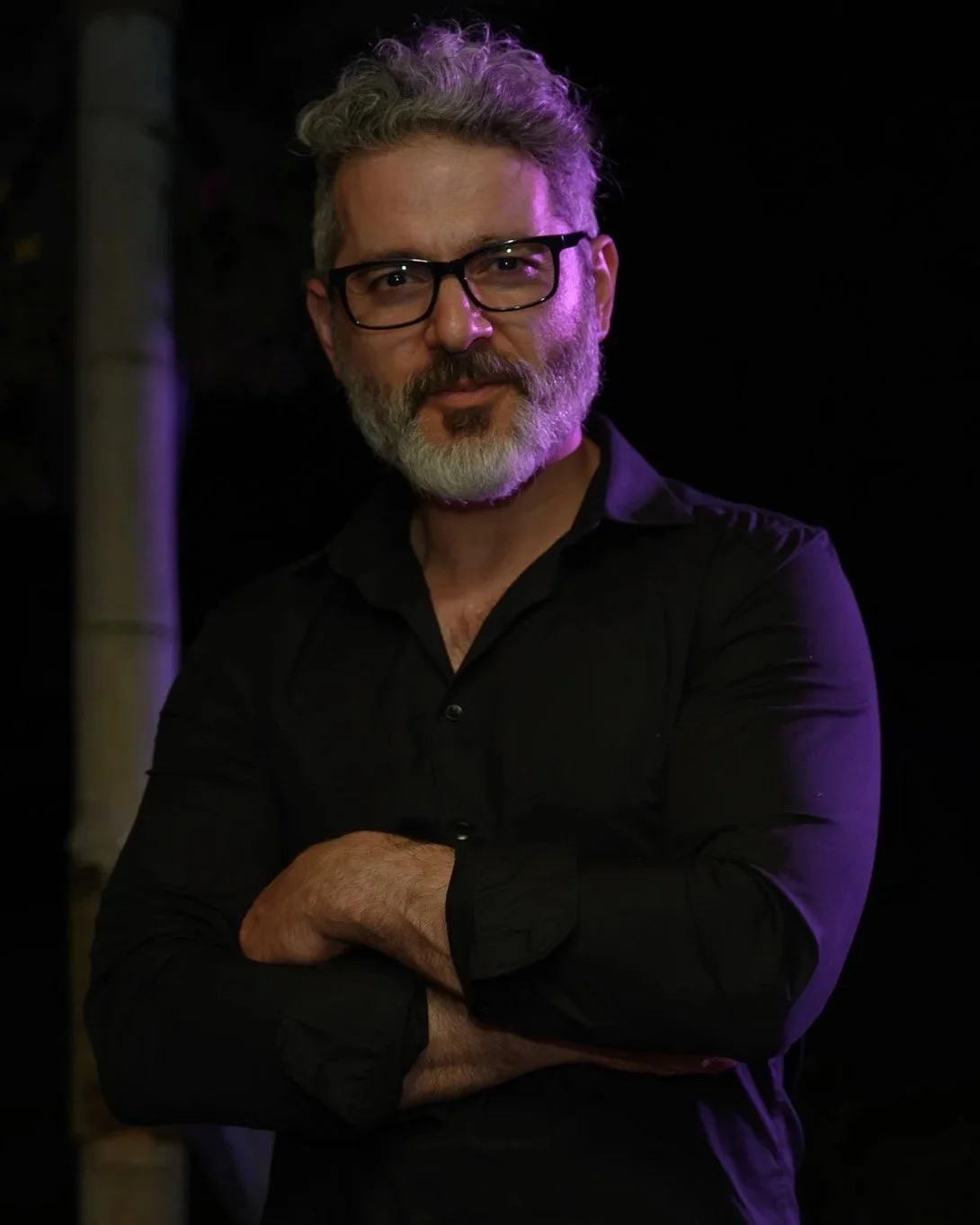 Professioneel portret van Orhan, editorial fotograaf en filmmaker in Rotterdam, gespecialiseerd in authentieke portretten.