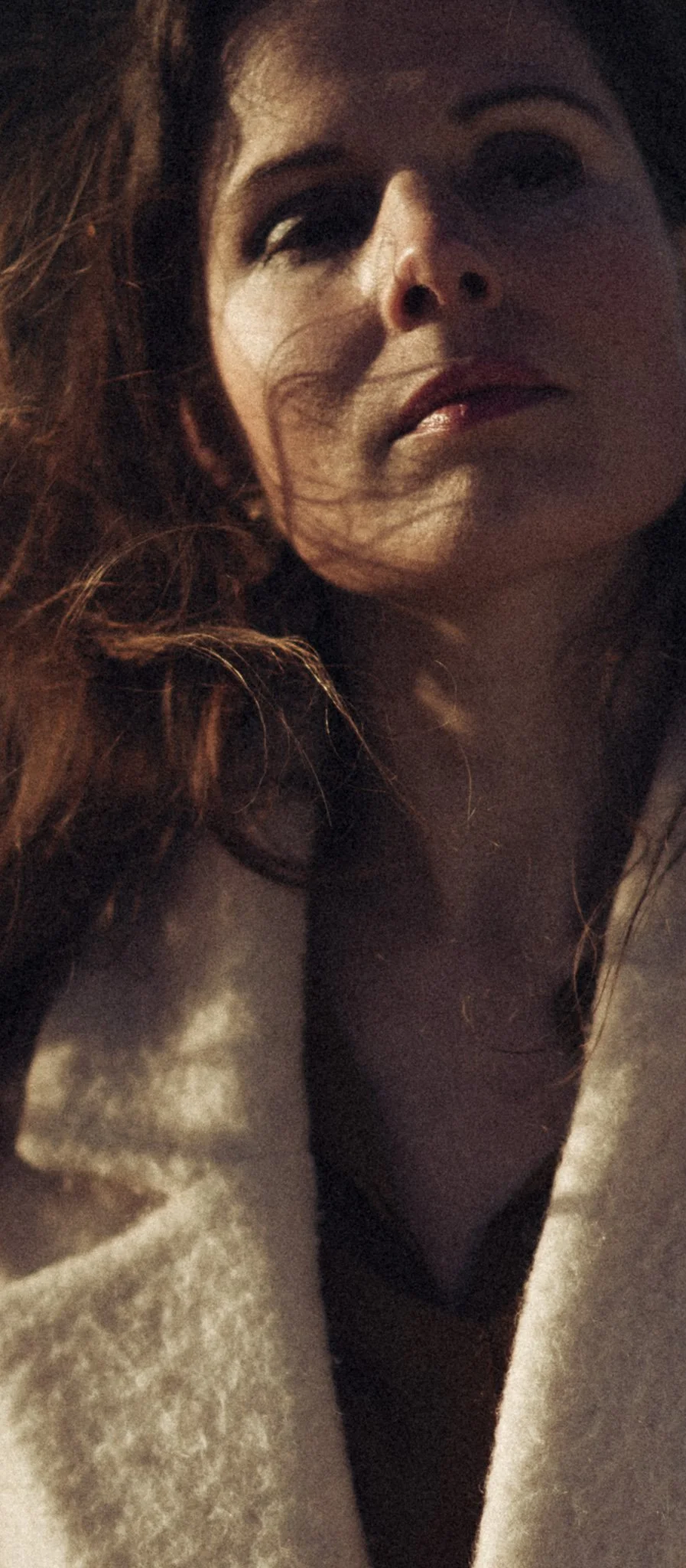 Redactionele verstilling: een editorial serie waarin mode, natuur en karakter samenkomen. Door de korrel en het filmische licht ontstaat een beeldtaal die verder gaat dan een standaard portret; het is visuele storytelling die de diepte van personal b