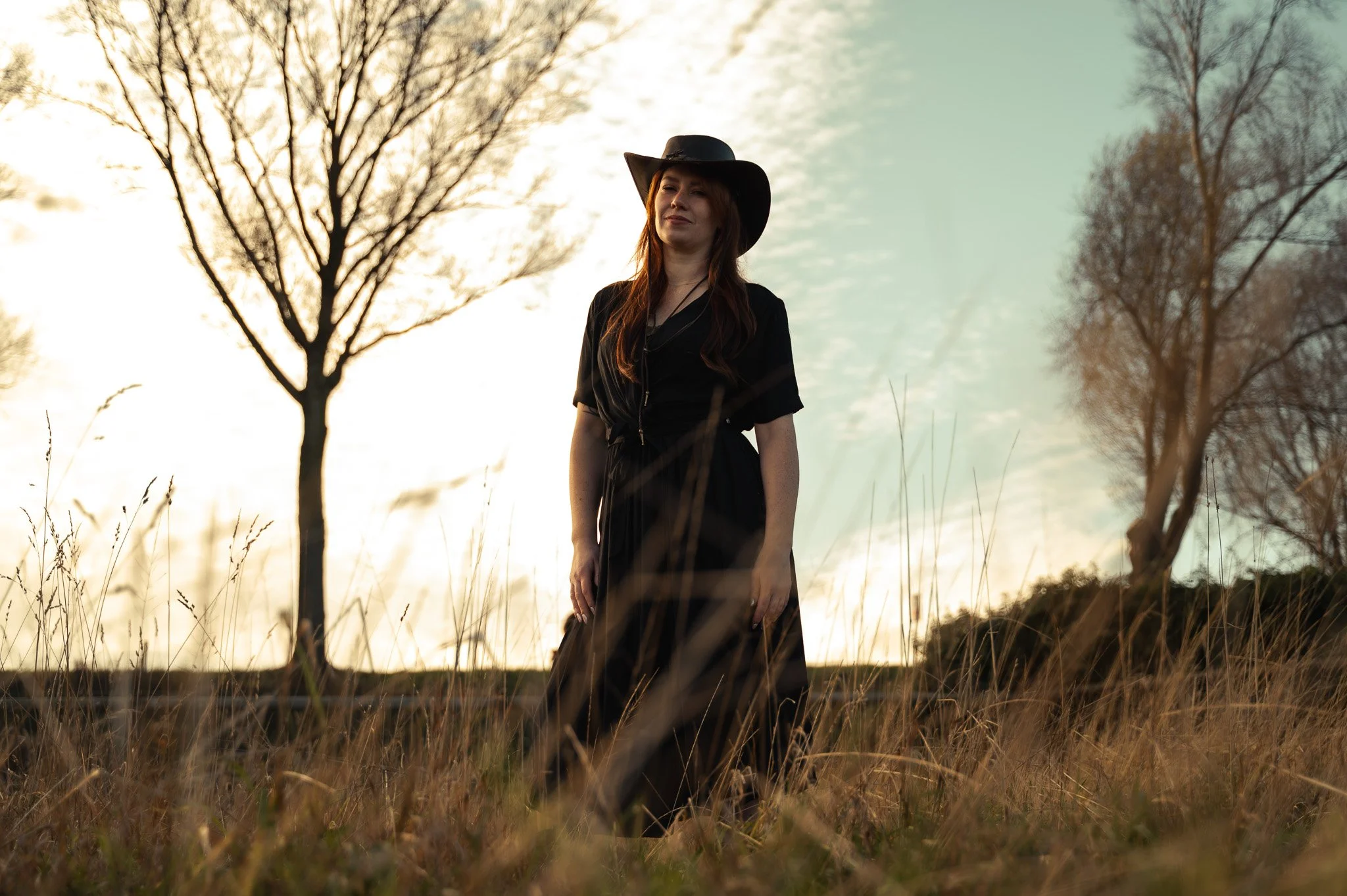 Een editorial branding serie op locatie die de grens tussen fotografie en film opzoekt. Op de manege creëerden we de ruimte voor een persoonlijk interview en authentieke portretten, waarbij de sterke verbinding tussen de ondernemer en haar paarden ce