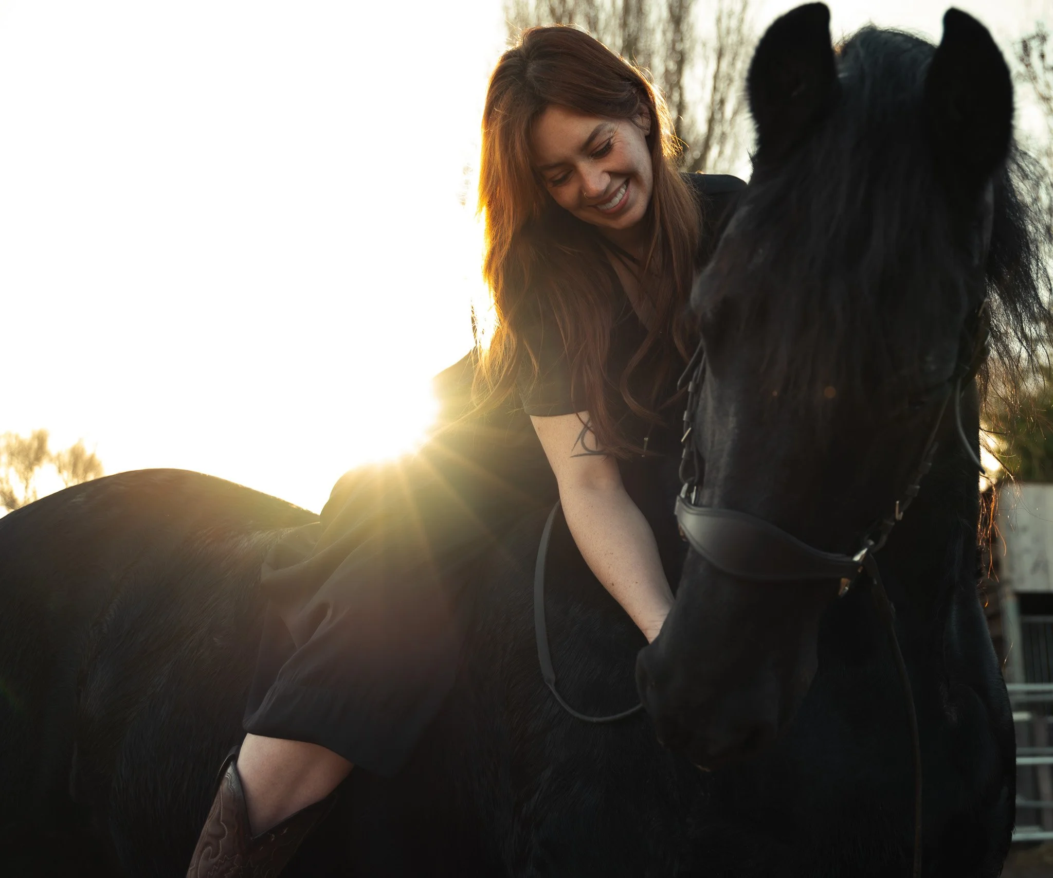 Een editorial branding serie op locatie die de grens tussen fotografie en film opzoekt. Op de manege creëerden we de ruimte voor een persoonlijk interview en authentieke portretten, waarbij de sterke verbinding tussen de ondernemer en haar paarden ce