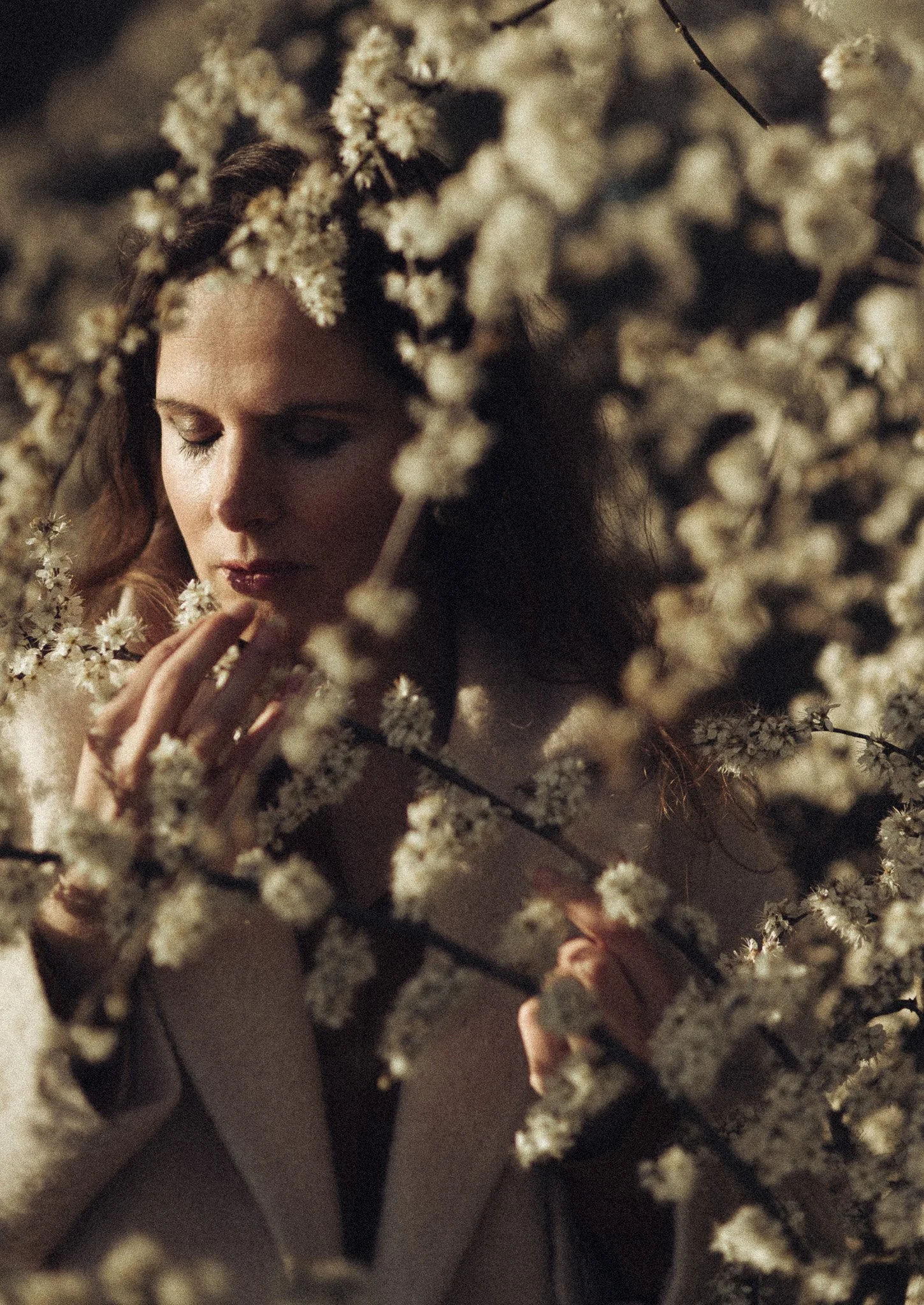 Een serie waarin de regie wordt overgedragen aan de rust. Geen geposeerde maskers, maar authentieke expressie gevangen in cinematografisch licht en natuurlijke texturen. Deze beelden vormen de brug tussen wie je bent en hoe je gezien wilt worden in j