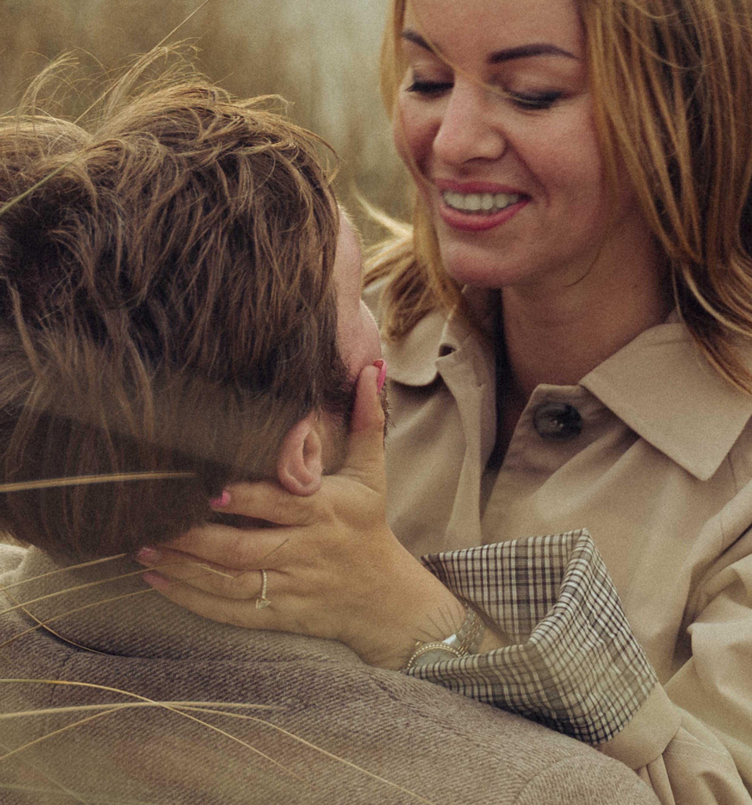 Verliefd stel geniet van elkaars gezelschap zonder te poseren voor de camera.