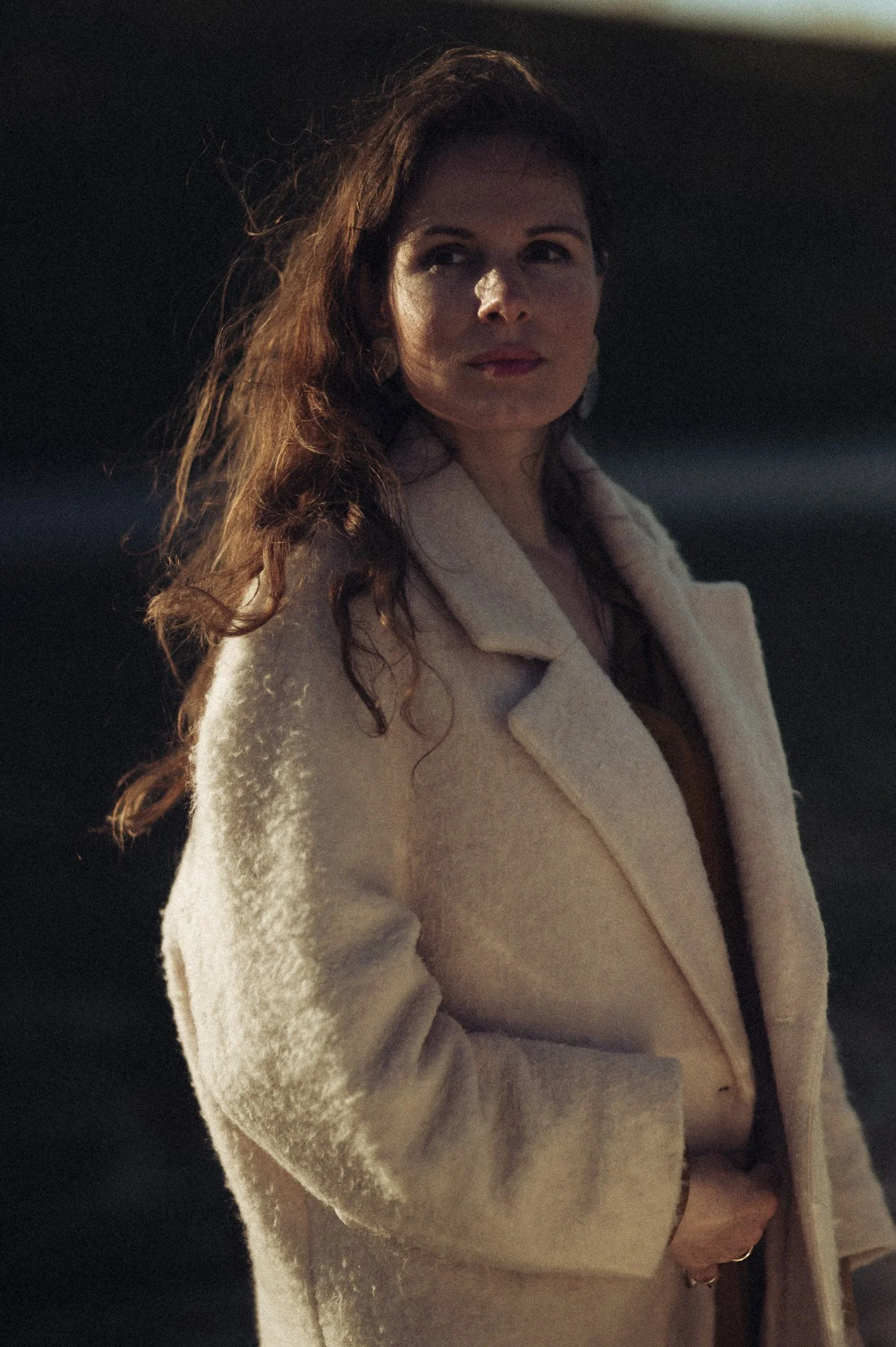 Een serie waarin de regie wordt overgedragen aan de rust. Geen geposeerde maskers, maar authentieke expressie gevangen in cinematografisch licht en natuurlijke texturen. Deze beelden vormen de brug tussen wie je bent en hoe je gezien wilt worden in j