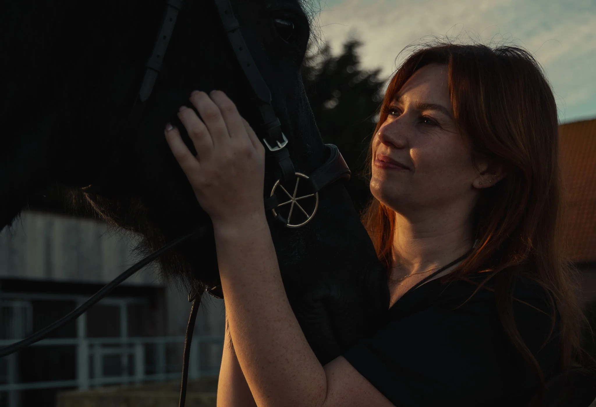 Een editorial branding serie op locatie die de grens tussen fotografie en film opzoekt. Op de manege creëerden we de ruimte voor een persoonlijk interview en authentieke portretten, waarbij de sterke verbinding tussen de ondernemer en haar paarden ce