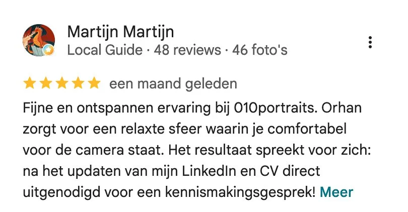 Klant bekijkt foto's live op scherm tijdens profielfoto sessie Rotterdam