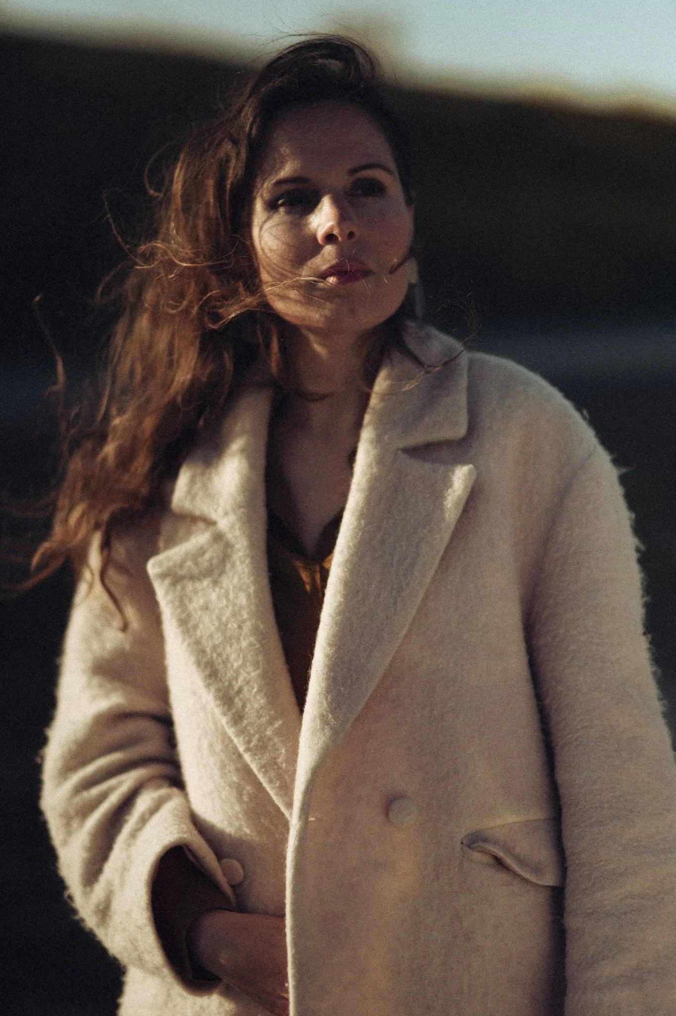 Redactionele verstilling: een editorial serie waarin mode, natuur en karakter samenkomen. Door de korrel en het filmische licht ontstaat een beeldtaal die verder gaat dan een standaard portret; het is visuele storytelling die de diepte van personal b