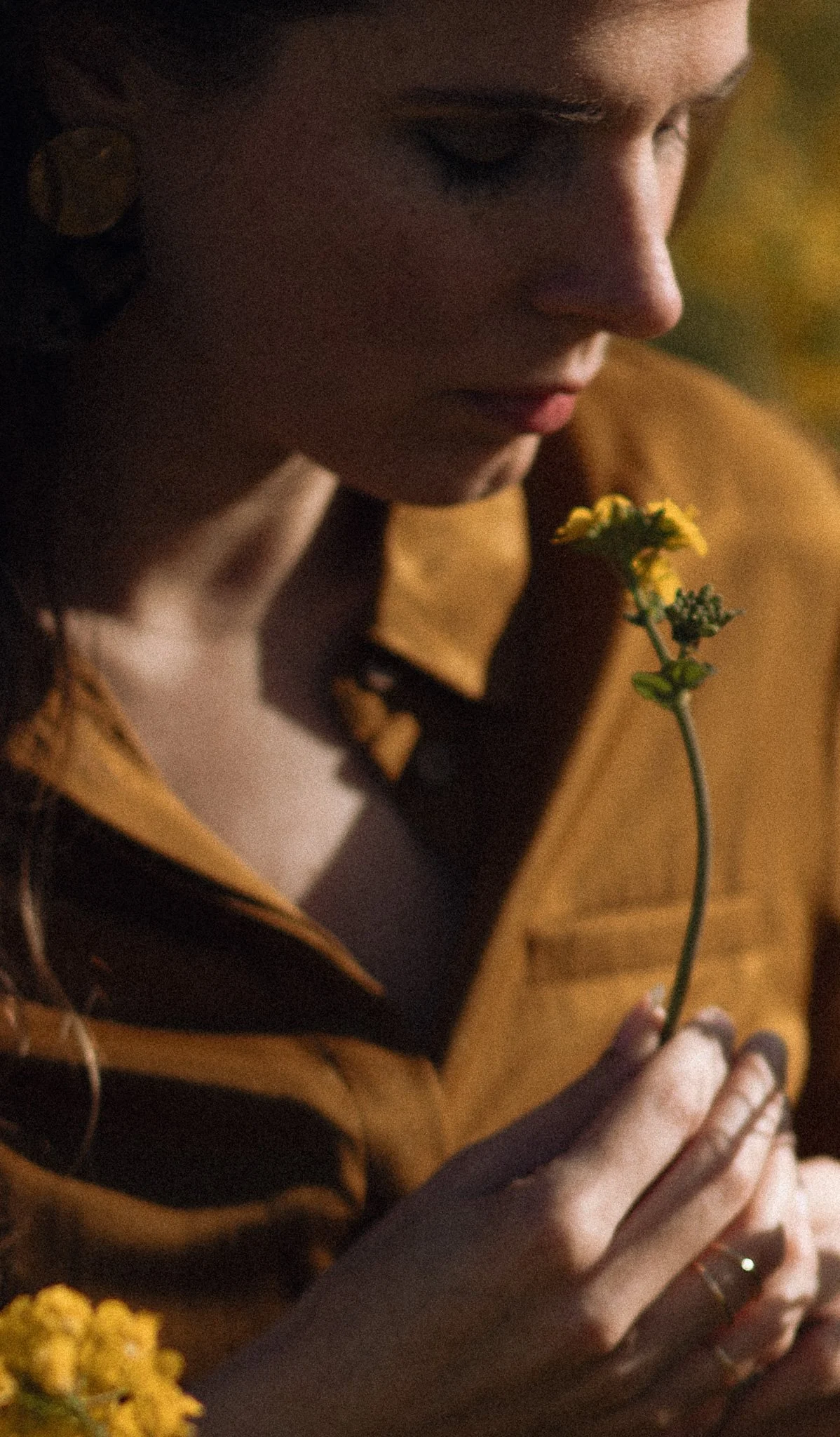 Redactionele verstilling: een editorial serie waarin mode, natuur en karakter samenkomen. Door de korrel en het filmische licht ontstaat een beeldtaal die verder gaat dan een standaard portret; het is visuele storytelling die de diepte van personal b