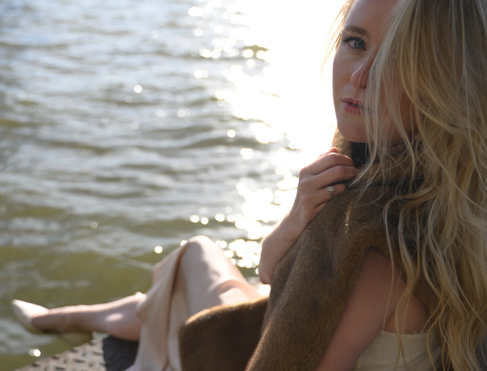 Editorial portret vrouw in elegante jurk met tas, klassieke architectuur Rotterdam