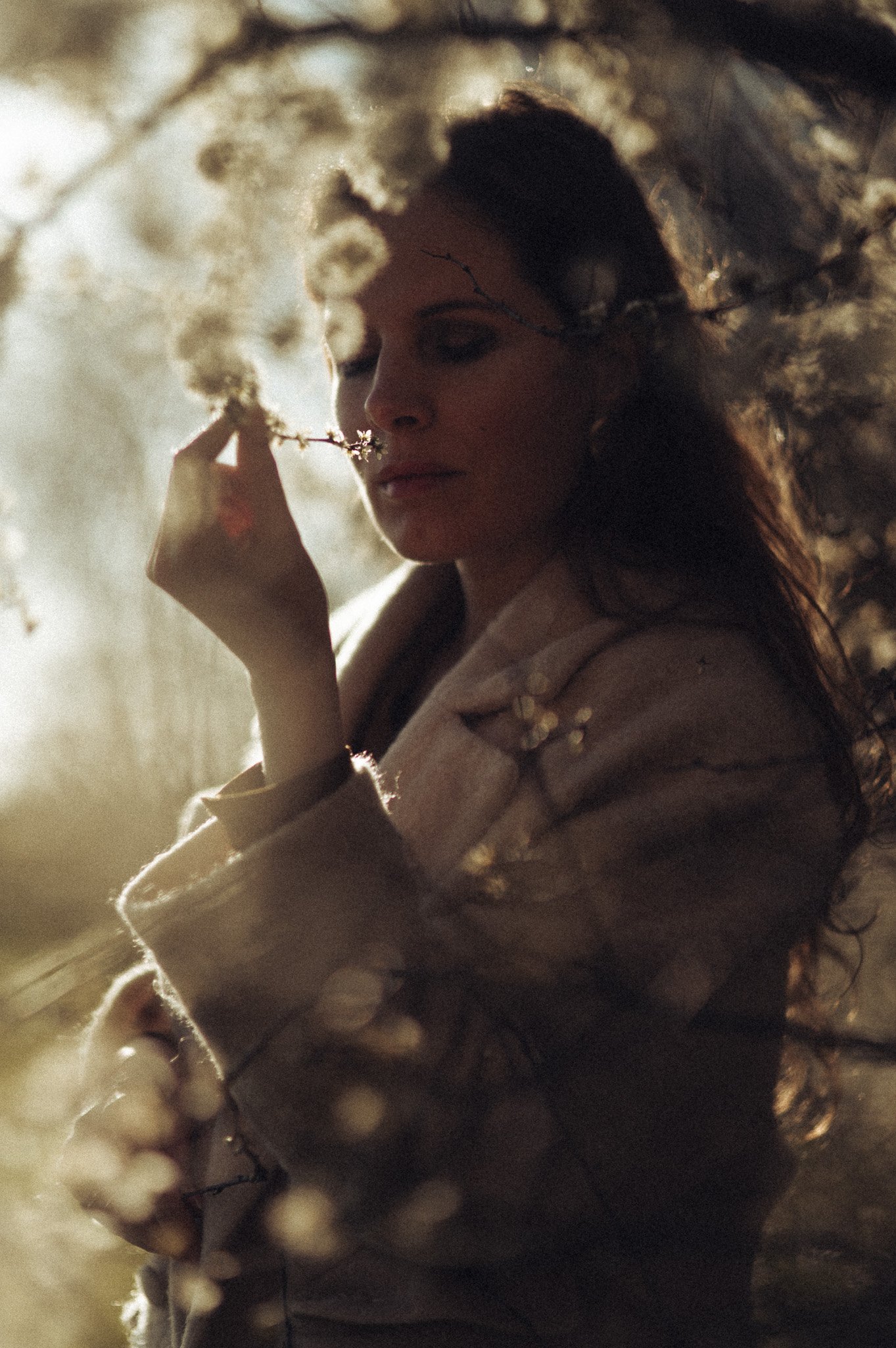 Een serie waarin de regie wordt overgedragen aan de rust. Geen geposeerde maskers, maar authentieke expressie gevangen in cinematografisch licht en natuurlijke texturen. Deze beelden vormen de brug tussen wie je bent en hoe je gezien wilt worden in j