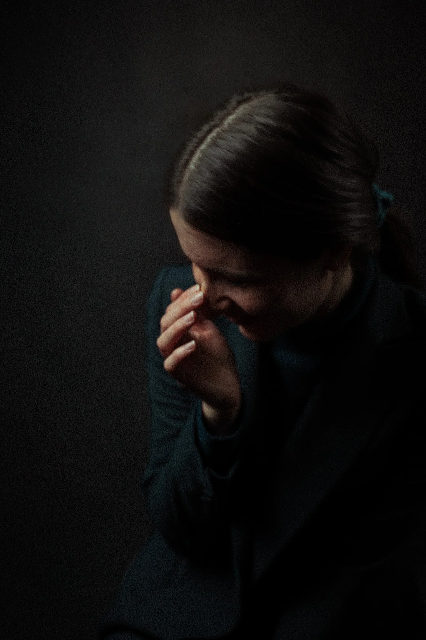 Cameraman in Rotterdam begeleidt een zakelijke portretsessie in de studio voor personal branding.