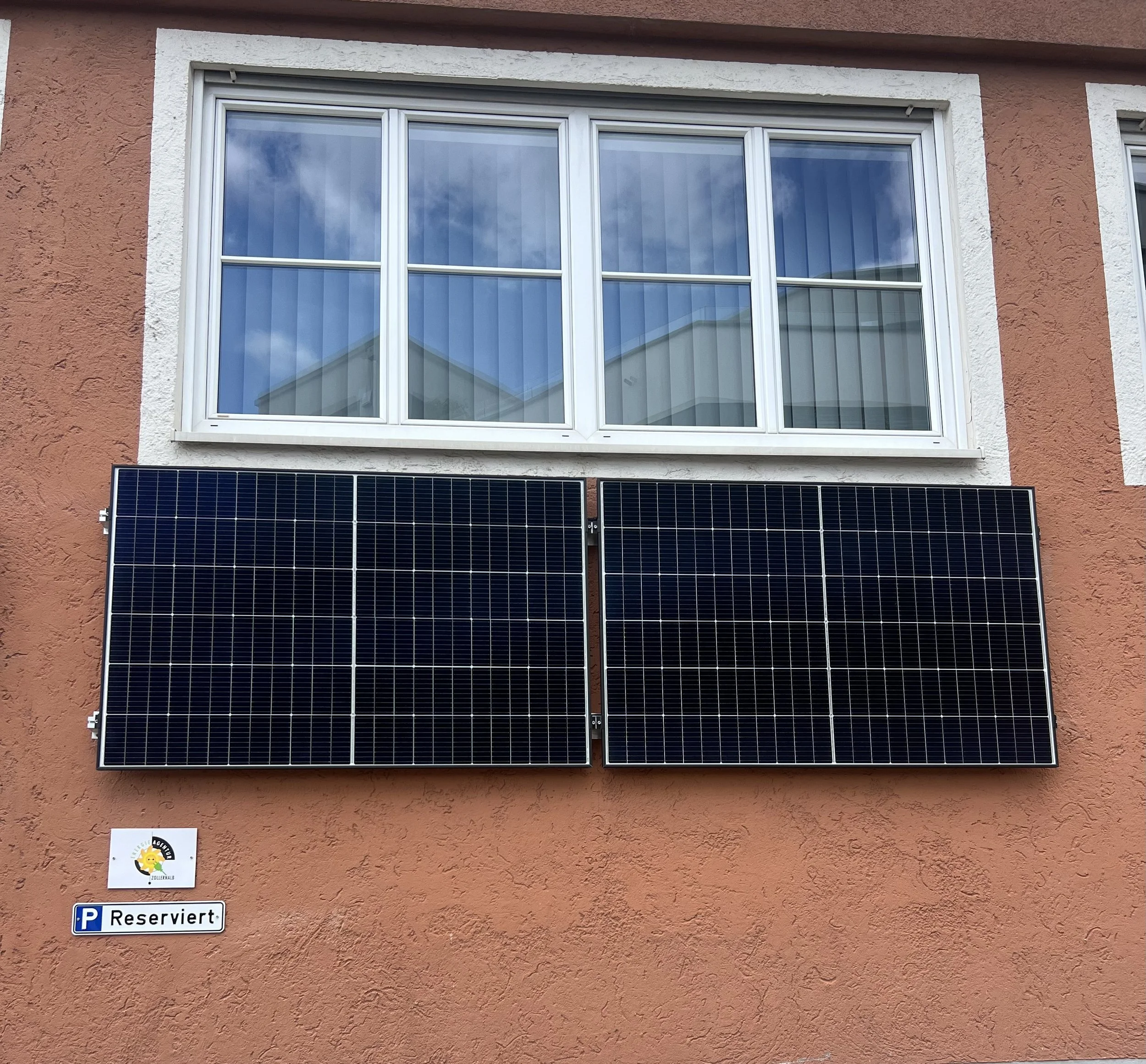 Gemeinsame Installation eines Stecker-Solargeräts