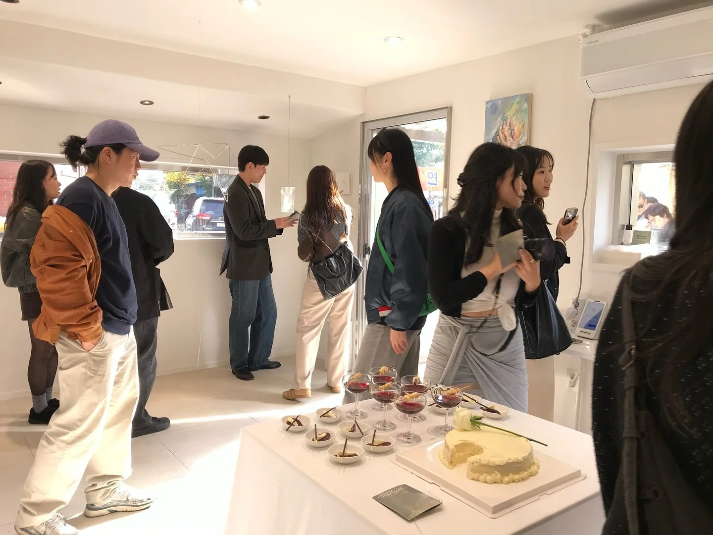 많은 분들이 궁금해하셔서 리플렛은 더 비치해뒀어요!! 오프닝 때 나눠드리지 못해 죄송하네요 🥹

한정 수량이니 오셔서 챙겨주세요 🧚🏻🧚🏻

Photo 1-3 : @_1ily0_