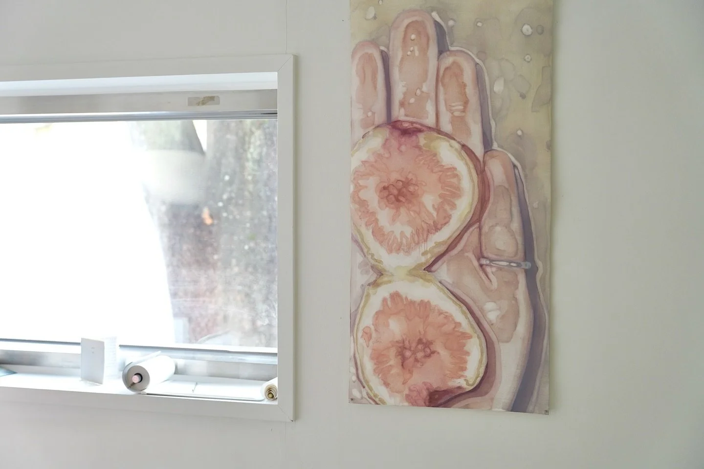 🌷삼키는 꽃 무화과.. for queens 
👸🏿👸🏻👸🏼👸🏽👸🏾
계절이 끝나기 전에 만나보세요. 🤍

전시는 일요일에 종료됩니다!

정주, &lt;그럼에도 삼켰다&gt;, 72.8 x 35cm, 종이에 유채, 2025

&mdash;&mdash;&mdash;

≪ Affliction Addict ≫ 
김문영, E:jel, 정주, 조은혜
2025.11.09 - 11.23 (13:00-20:00)
서울시 용산구 이촌로 29길 