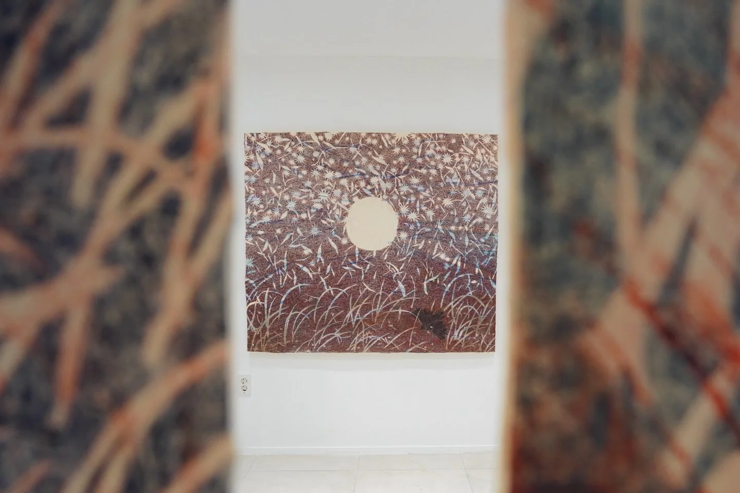 조은혜, <흐르는 빛과 땅 위에서의 날개>, 127x147cm, 2025, 장지에 아크릴

@hyeheyhye_ 

전시는 내일까지입니다.
___

≪ Affliction Addict ≫ 
김문영, E:jel, 정주, 조은혜
2025.11.09 - 11.23 (13:00-20:00)
서울시 용산구 이촌로 29길 33 포르테서울

@galleryforteseoul 

조은혜 작가는 날카로운 단절이 남긴 무(無)의 자국을 새긴다. 갈라진