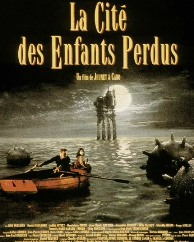 안녕하세요 여러분! 연말 잘 보내고 계신가요?
수요일 휴무날 갤러리의 밤을 작은 극장으로 바꿔보려 해요 🎞️✨

상영 영화 :
〈잃어버린 아이들의 도시〉

프랑스 감독 장-피에르 주네와 마르크 카로의 작품으로, 독특한 미장센과 상상력이 인상적인 영화예요.

&bull; 와인 &amp; 핑거푸드 제공
&bull; 모임비 : 35,000원
&bull; 인원 : 회차 당 4명
&bull; 신청: DM
&bull; 일정 : 
- 12월 31일 18시