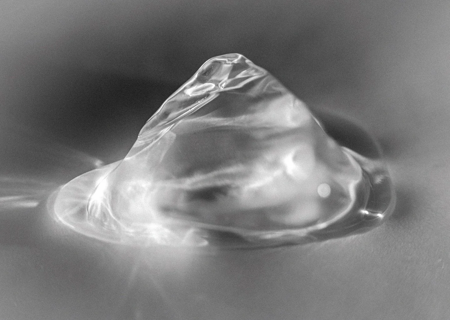 김사하, <사라지는 반짝임에 대하여>, 2026, 5 x 7 in, Printed Photography in Frame

____

&laquo;&nbsp;Chasing the Vanish : 사라지는 반짝임에 대하여&nbsp;&raquo;
김사하 개인전
2026.01.24 - 02.08 (13:00-20:00) 수 휴무
서울시 용산구 이촌로 29길 33 포르테서울
@galleryforteseoul

포르테서울의 세 번째 전시, ≪C