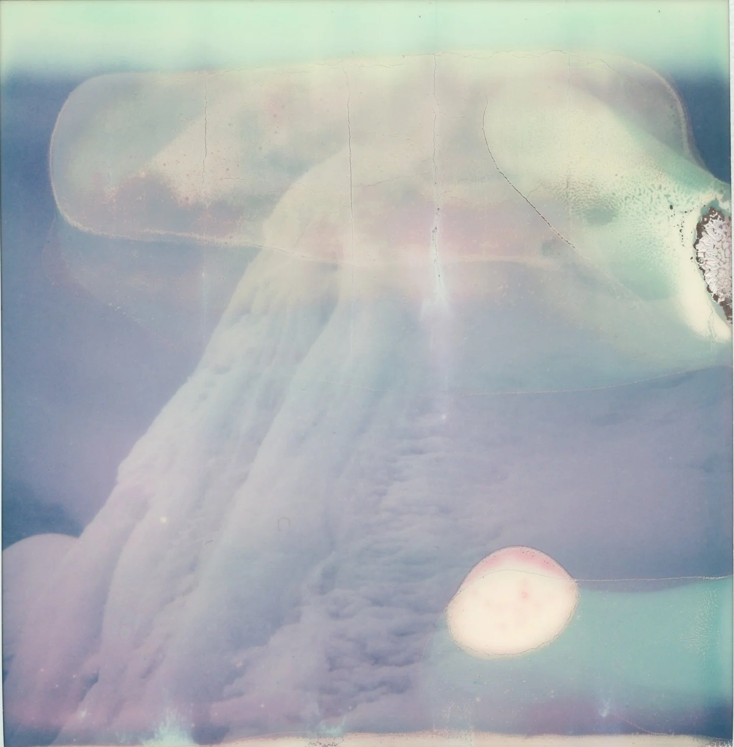 김사하, <polaloid>, 2024, 199 x 908 mm, 6 polaloid photos in frame

__

&laquo;&nbsp;Chasing the Vanish : 사라지는 반짝임에 대하여&nbsp;&raquo;
김사하 개인전
2026.01.24 - 02.08 (13:00-20:00) 수 휴무
서울시 용산구 이촌로 29길 33 포르테서울
@galleryforteseoul

포르테서울의 세 번째 전시, ≪Chasin