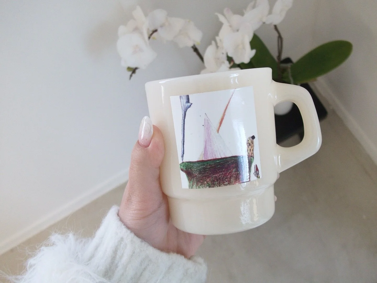 작품 <Last Kiss>의 밀크 글라스 머그 판매중입니다. 현장 및 디엠으로 구매 가능합니다. 한정 수량입니다.

<Last Kiss>, 종이, 펜, 색연필, 13.5 x 13 cm 

《 D&eacute;j&agrave; vs. Jamais : 데자 대 자메 》
2026.02.28 - 03.22 (13:00-20:00) 수 휴무
서울시 용산구 이촌로 29길 33 포르테서울

@galleryforteseoul 

&mda