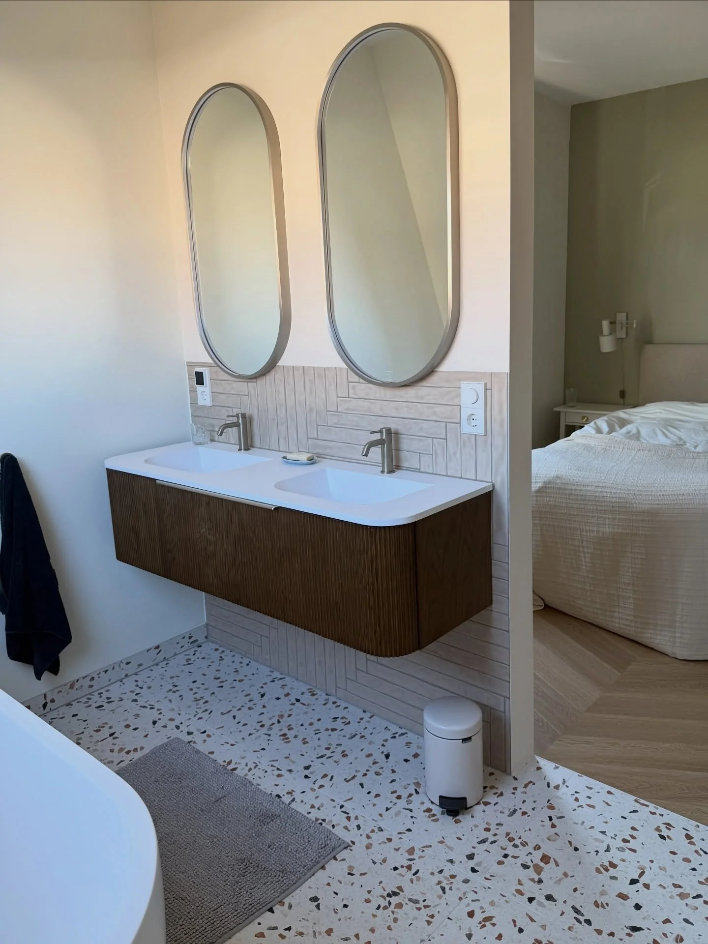 Direct verliefd op dit huis uit 1906, maar op de bovenverdieping lag er een uitdaging voor een jong gezin: er was enkel een kleine badkamer met douche, terwijl de wens bestond voor een ruime badkamer met bad. Na veel puzzelen en schuiven met indeling