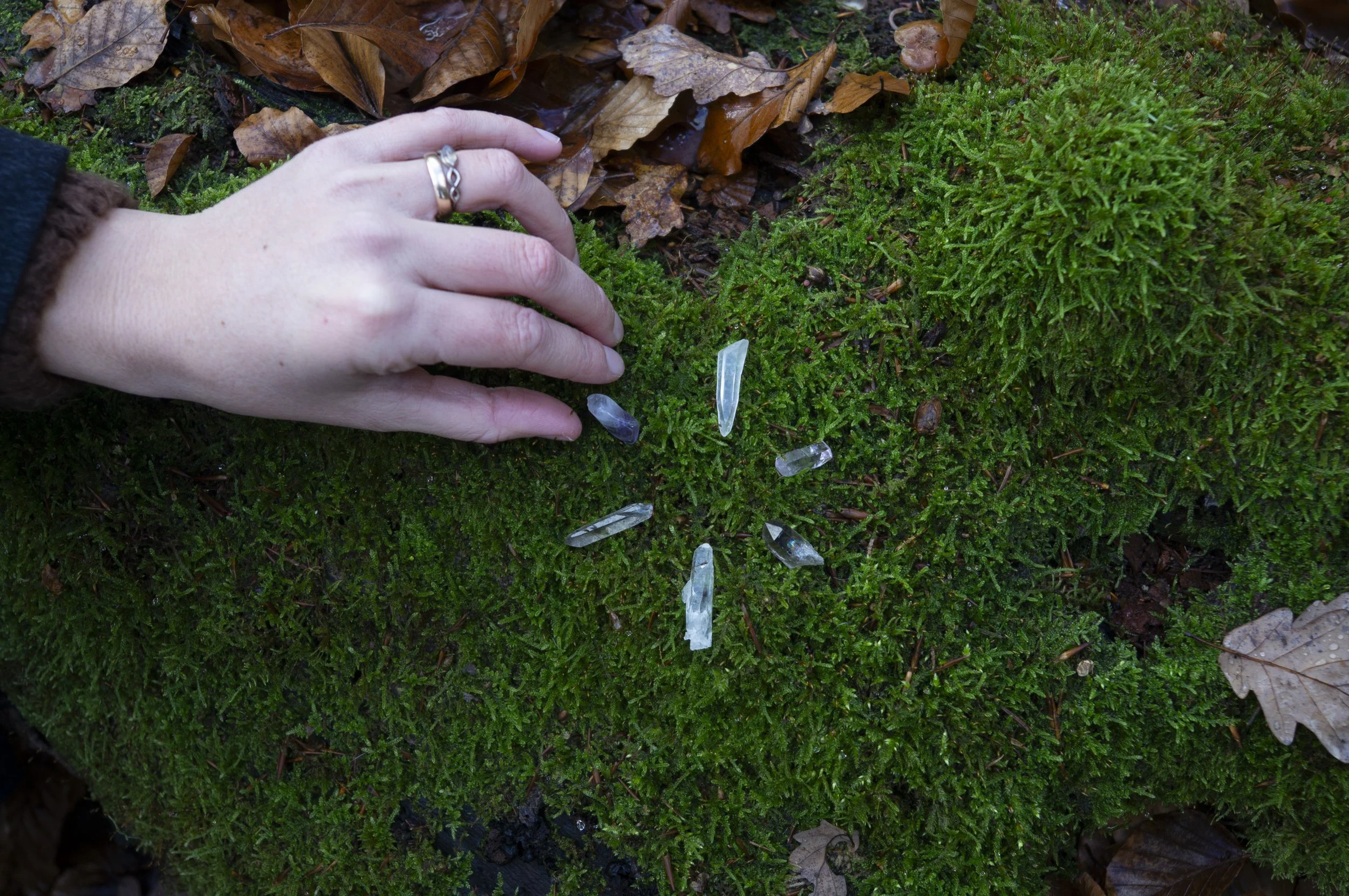 Meine Hand legt ein Edelstein Mandala als Zeichen für eine individuelle Geburtsbegleitung in Mainz und Wiesbaden.