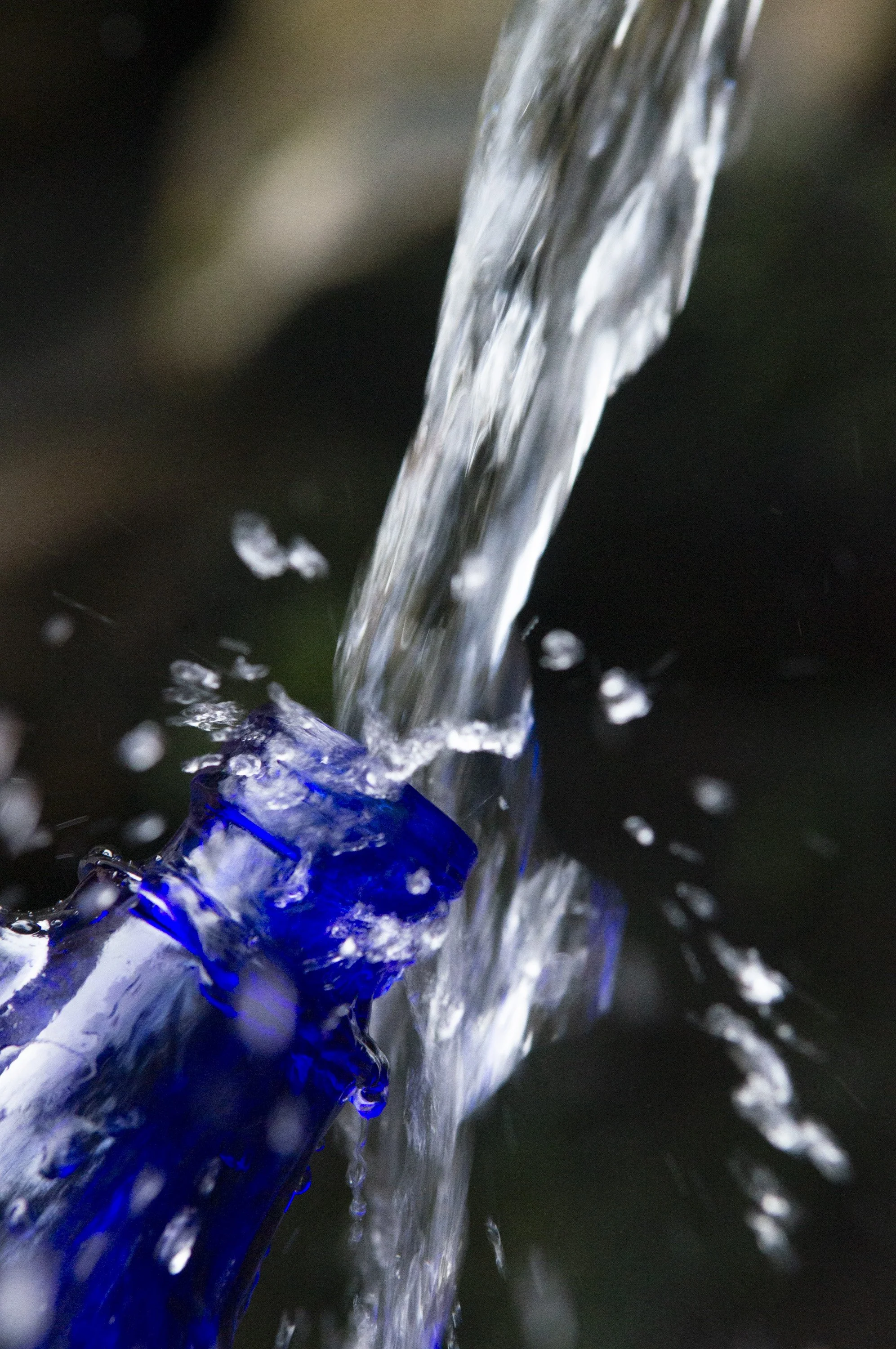 Ein Wasserstrahl der ein Gefäß füllt als Sinnbild für meine Doula Begleitung.