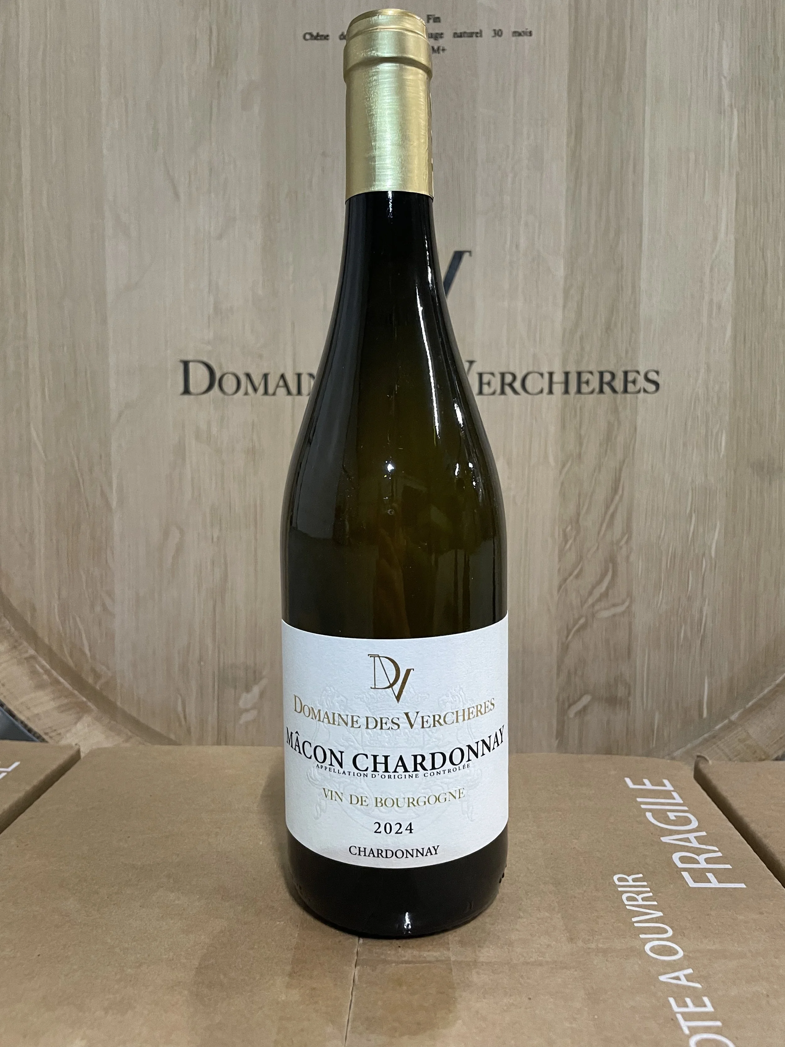 Bouteille de vin blanc Mâcon Chardonnay de 2024 du Domaine des Verchères.