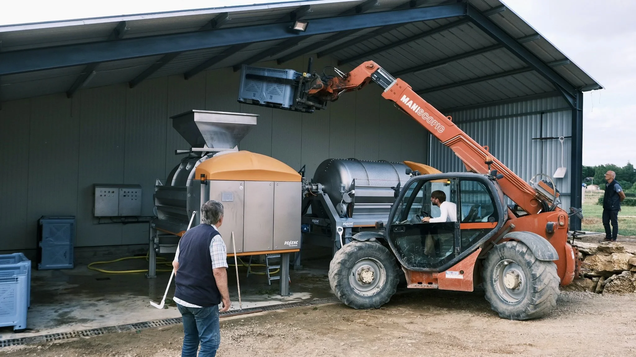 Remplissage des pressoirs pour les crémants réalisé par Maxime sous l'oeil d'André.