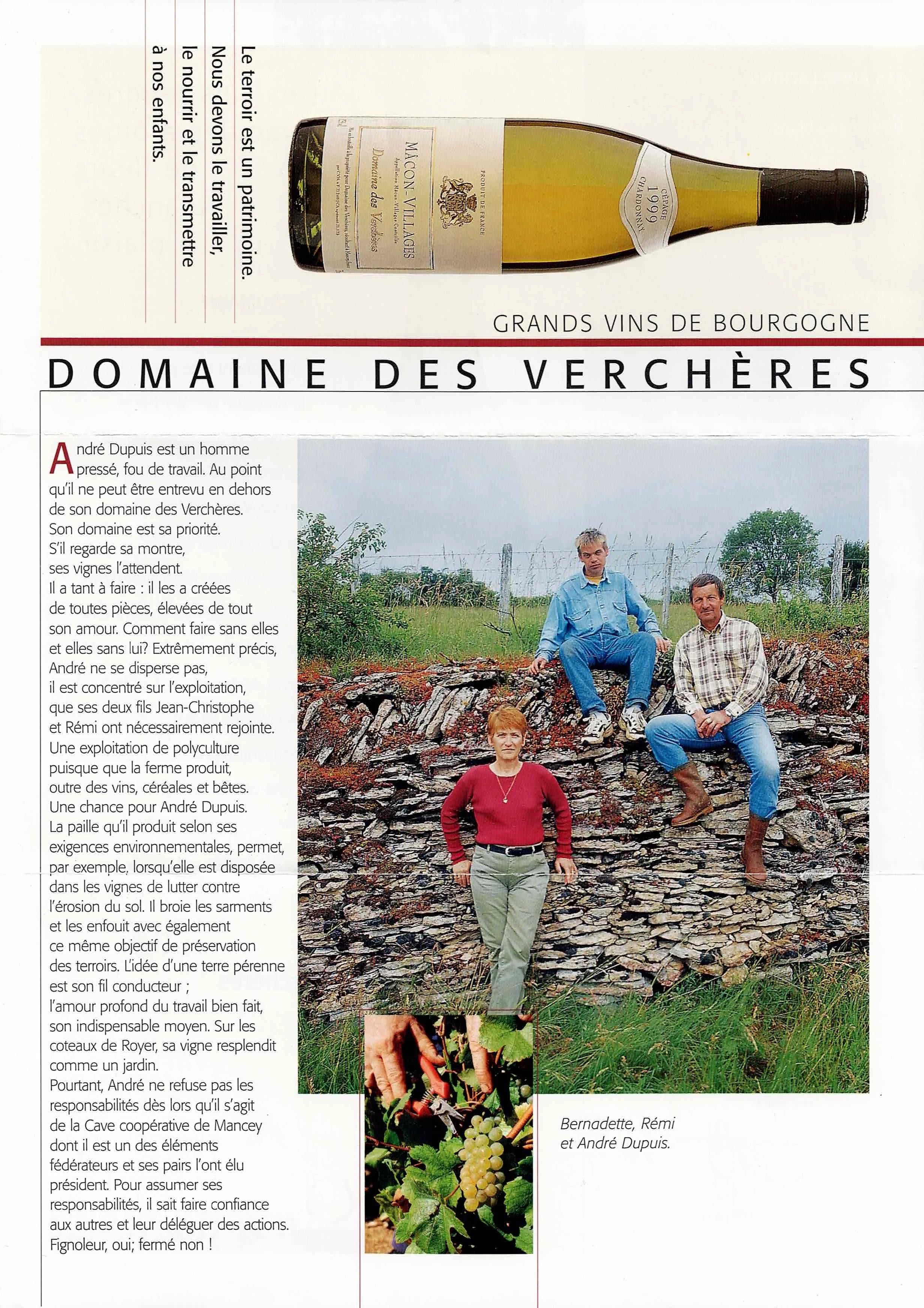 Page de magazine avec une bouteille de vin blanc en haut, une photo de trois personnes dans un vignoble au centre, et une photo rapprochée de grappes de raisin en bas. Texte en français sur la culture du vin et présentation de la famille Dupuis.