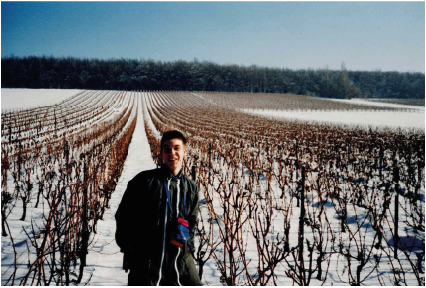 Rémi DUPUIS devant la parcelle de Paillousin enneigé.