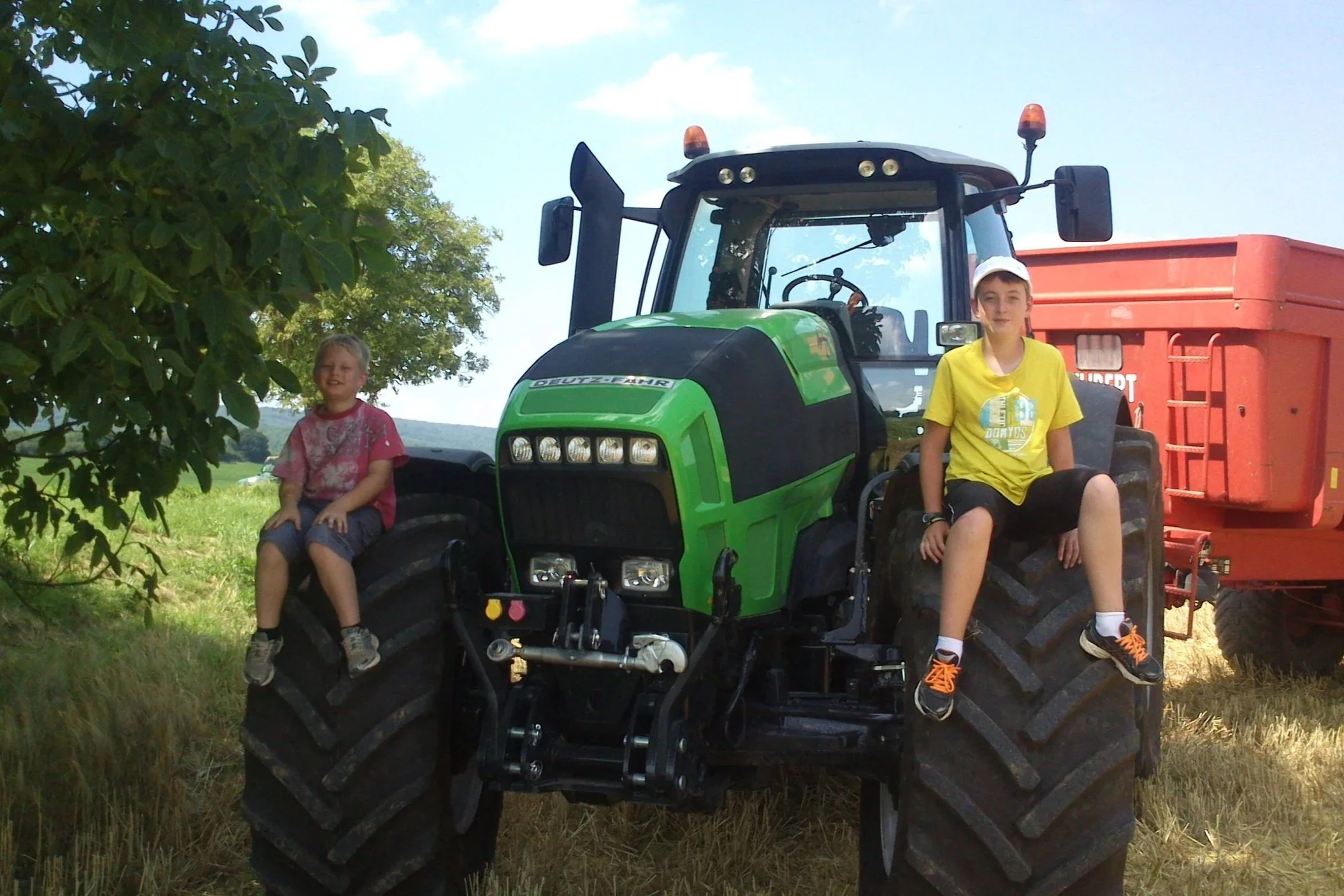 Alexandre et Maxime âgées d'une dizaine d'année sur un tracteur.