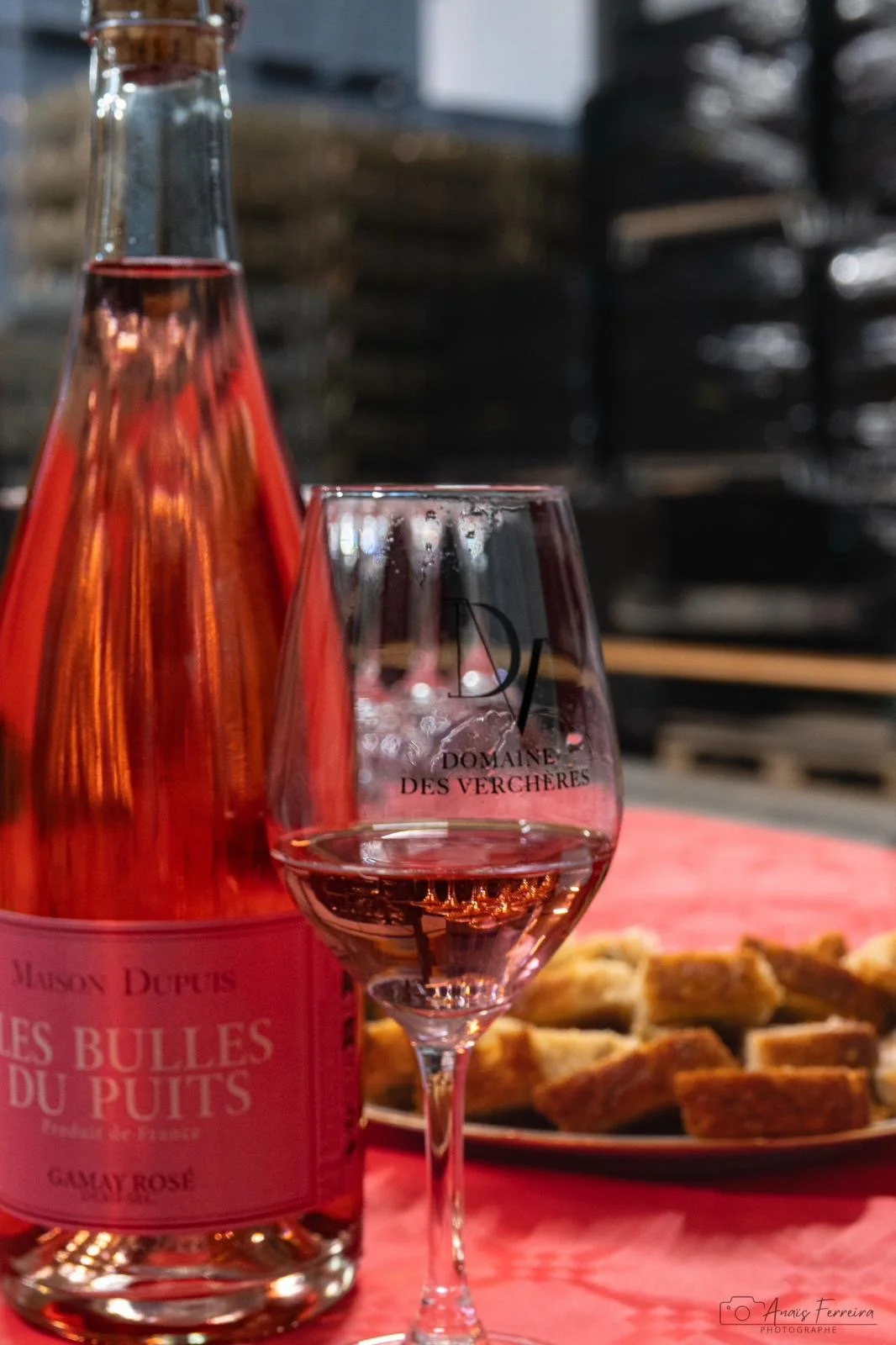 Les Bulles Du Puits, accompagné de son verre.