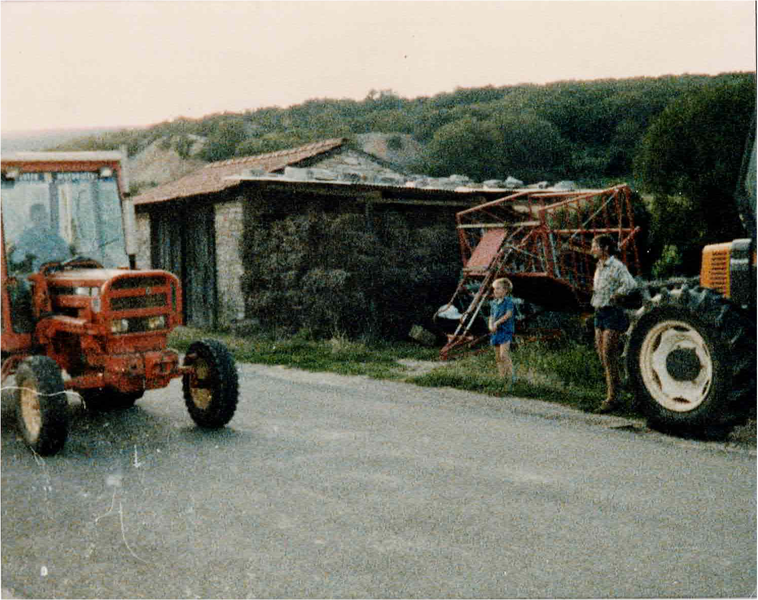 Jean-Christophe, Rémi et André DUPUIS devant la ferme.