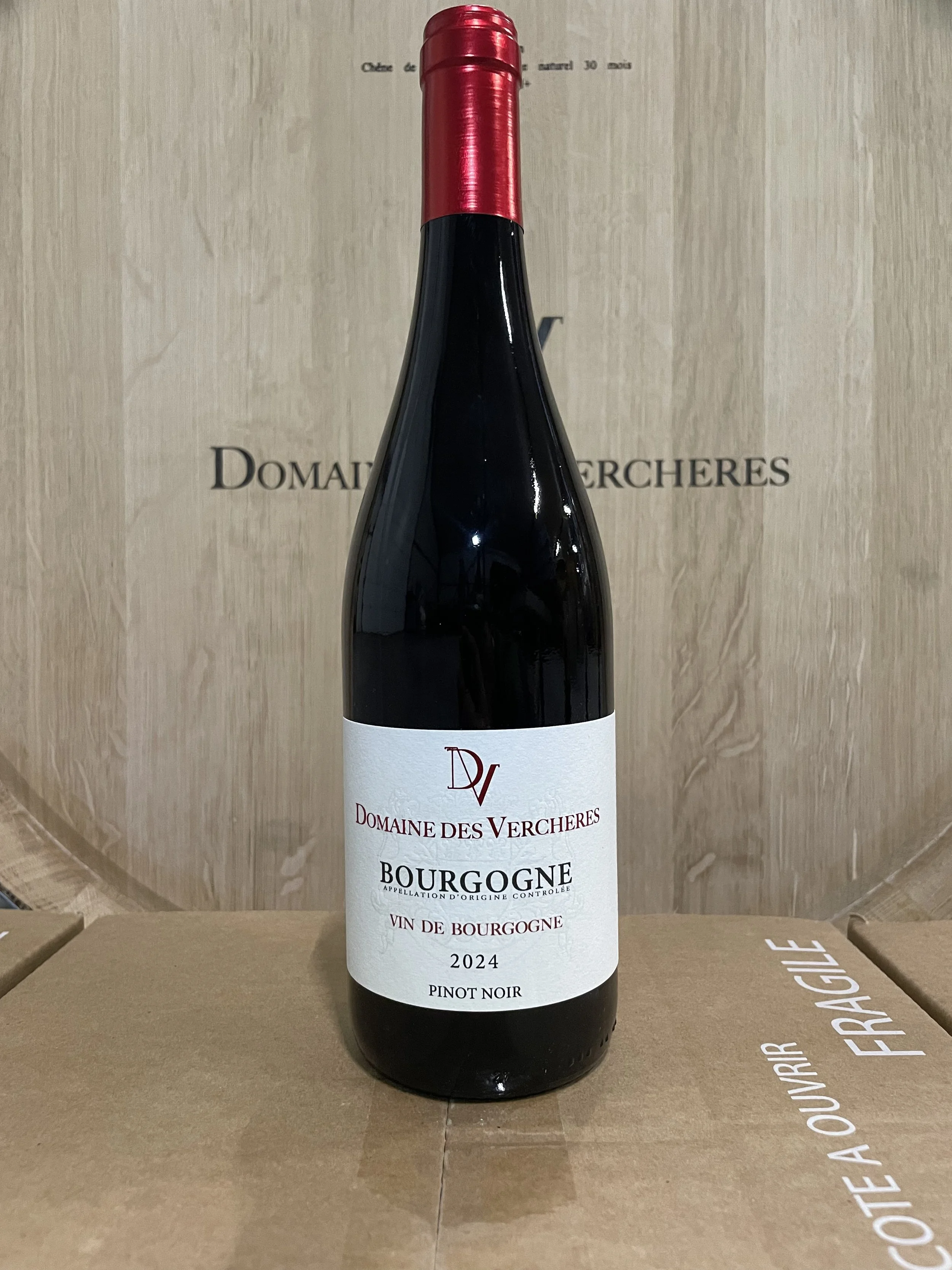 Bouteille de vin rouge Bourgogne de 2024 du Domaine des Verchères.