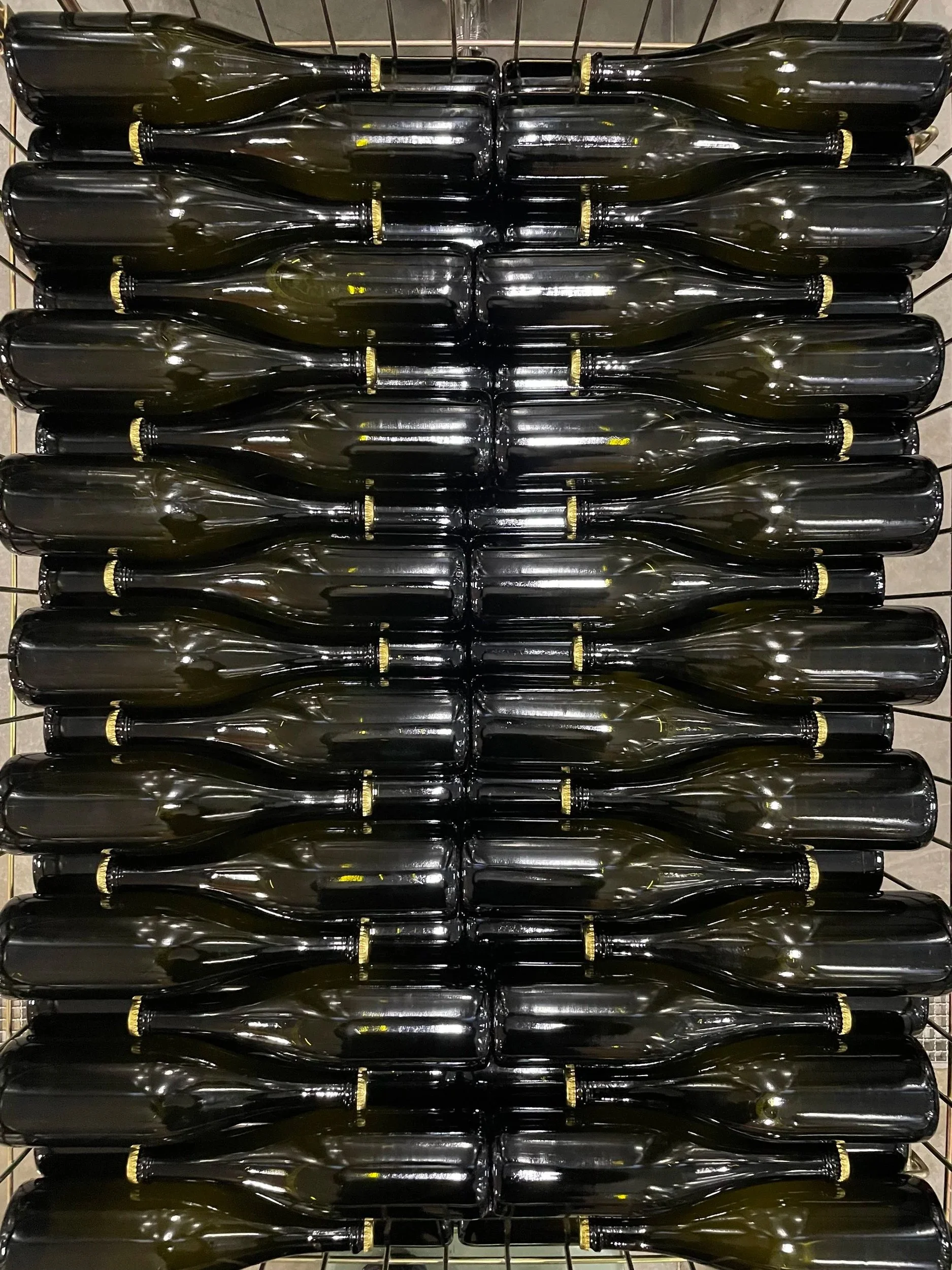 Bouteilles de vins rangées dans un casier.