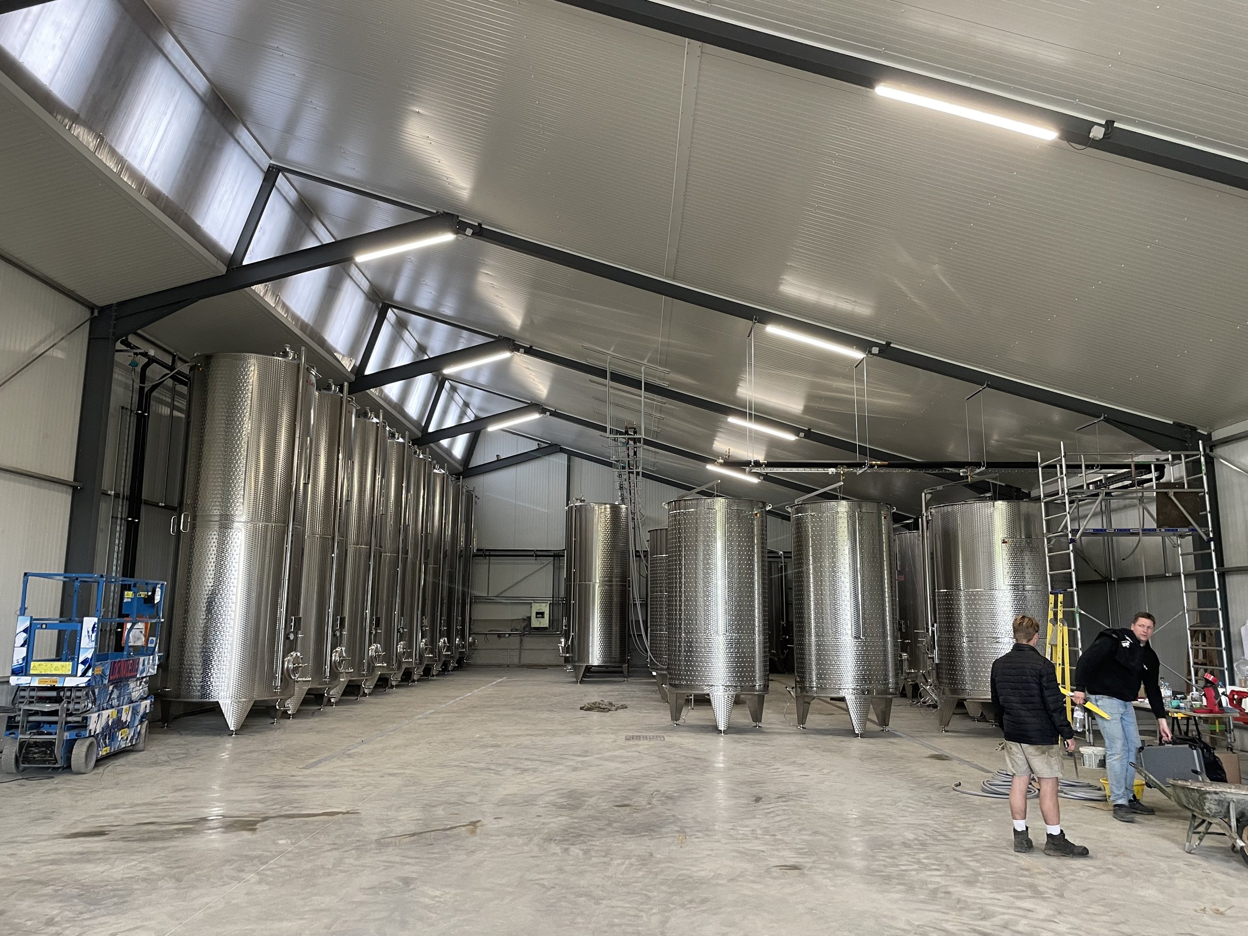 L'intérieur de la cave à vin après l'installation des cuves.